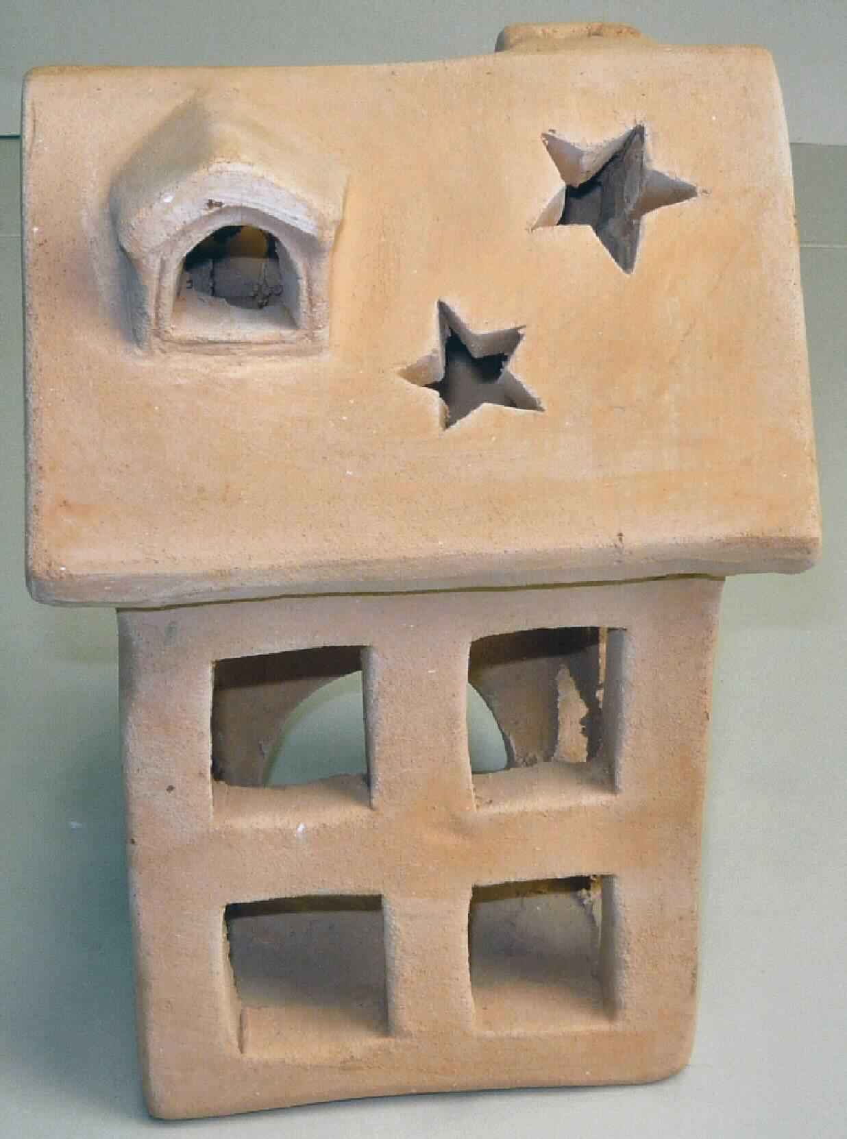 Keramischer Ziergegenstand, sog. 160873 Windlicht Haus TD3155, Foto siehe Anlage,
- in Form eines unglasierten Hauses,
- mit Aussparungen, die Fenster und Türen bilden und sternförmigen Aussparungen im Dachbereich, 
- in den Abmessungen: ca. 15 cm (Breite) x 15 cm (Länge) x 22 cm (Höhe),
- keramisches Erzeugnis, nach der Formgebung gebrannt, tonmineralhaltiges Material enthaltend,
- lt. Antrag aus gewöhnlichem Ton,
- ohne Hinweise auf Handarbeit,
- kein nicht elektrischer Beleuchtungskörper der Position 9405, weil die Ware nicht mit einer passgenauen
  Aufnahmevorrichtung für ein Teelicht ausgestattet ist und auch keine Beschaffenheitsmerkmale für eine
  Laterne aufweist.

"Keramischer Ziergegenstand, aus gewöhnlichem Ton, nicht handgearbeitet"
