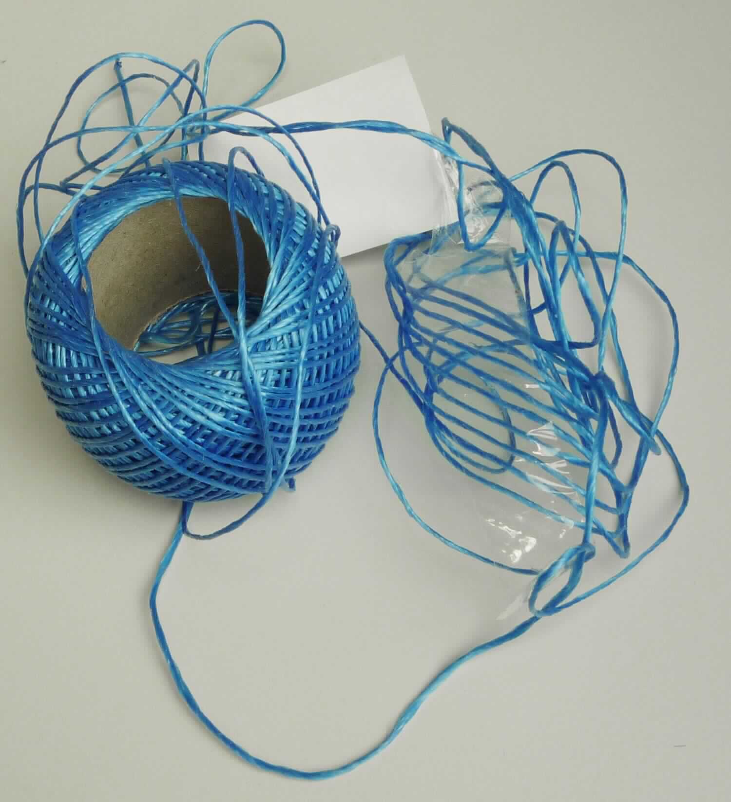 Bindfaden, sog. Vielzweckfaden 3er Set, EAN 2077632810480, Foto siehe Anlage,
- laut Antrag als dreiteiliges Sortiment in einem Polybeutel mit bedrucktem Pappeinleger verpackt,
- als Meterware, auf einer Pappspule aufgewickelt, laut Antrag mit einer Länge von je 50 m,
- aus fibrillierten Streifen aus laut Antrag Polypropylen, die durch Z-Drehung mehr oder weniger in Filamente 
  aufgelöst sind,
- mit einem Titer von ca. 4.580 dtex,
- vielseitig verwendbar, somit kein Binde- oder Pressengarn,
- an einem Ende thermisch verfestigt, am anderen Ende lediglich geschnitten, somit nicht konfektioniert.

"Bindfaden, aus Polypropylen, anderer als in der Unterposition 5607 4100 genannte, mit einem Titer von weniger 
 als 50.000 dtex (5 g je m)"