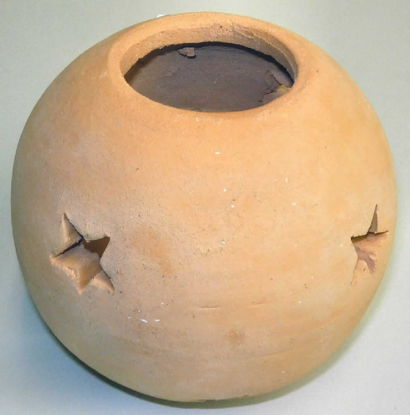 Keramischer Ziergegenstand, sog. Kugel-Windlicht Klein (TD3027-E, 160939), 
Abbildung siehe Anlage, 
- unglasierte, terrakottafarbene, innen hohle Kugel in Form eines Windlichts, 
- mit sternförmigen Durchbrüchen ausgestattet, 
- ohne Boden gearbeitet, kann über ein Teelicht gestellt werden, 
- mit einem Durchmesser von ca. 12 cm, 
- keramisches Erzeugnis, nach der Formgebung gebrannt, tonmineralhaltiges Material 
  enthaltend, 
- aus (laut Antrag) gewöhnlichem Ton, 
- keine Hinweise auf Handarbeit, 
- kein nichtelektrischer Beleuchtungskörper der Position 9405, da das Teelicht nicht der 
  Erhellung der Umgebung, sondern der Erhöhung der Zierwirkung der Ware dient.

"Keramischer Ziergegenstand, aus gewöhnlichem Ton, nicht handgearbeitet"