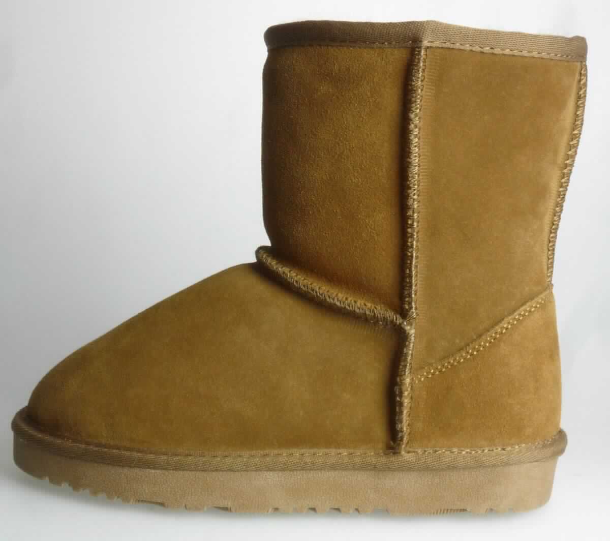 Freizeitstiefel (lt. Antrag: "Mädchen Lammfellboots, chestnut, Art.-Nr. 384309", Foto siehe Anlage)
- mit Laufsohlen aus (lt. Antrag) Kautschuk; ohne Hauptsohle aus Holz,
- mit Oberteil aus Leder,
- mit einer Randeinfassung aus Spinnstoff verstärkt,
- mit dickem Innenfutter,
- ohne Metallschutz in der Vorderkappe,
- den Knöchel, jedoch nicht die Wade bedeckend,
- mit einer Länge der Innensohle von weniger als 24 cm.

"Schuhe mit Laufsohlen aus Kautschuk und Oberteil aus Leder, andere als in den UPos. 6403 1200 bis 
 6403 9105 genannte, den Knöchel, jedoch nicht die Wade bedeckend, mit einer Länge der Innensohle von 
 weniger als 24 cm"