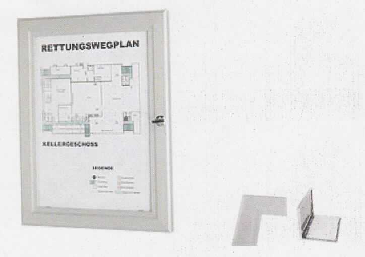 Es handelt sich um Erzeugnisse, bestehend aus einem aufklappbaren Rahmen aus Aluminium (charakterbestimmend), der mit einem bzw. zwei Sicherheitsschlössern versehen ist, einer rechteckigen Kunststoffrückwand mit Befestigungslaschen und einem Fenster aus klarsichtiger Kunststofffolie.
Die Erzeugnisse dienen zum Aufhängen von Plakaten und sind gemeinsam mit Schlüsseln für den Einzelverkauf aufgemacht.
Max. Abmessungen: Breite: 930 mm x Höhe: 1278 mm
- Antragstellerangaben -

Abbildung siehe Anlage.

Derartige Erzeugnisse gehören als "Rahmen für Fotografien, Bilder oder dergleichen, aus unedlen Metallen" zur Codenummer 8306 3000 00 0 des Elektronischen Zolltarifs.