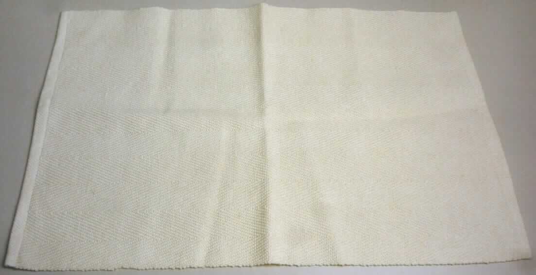 Platzmatte, Foto siehe Anlage,
- lt. Antrag in den Abmessungen von 32 cm x 47 cm,
- aus ca. 1,7 mm dicken, einfarbigen Geweben aus laut Antrag Baumwolle,
- an den Längsseiten mit echten Webkanten; an den Schmalseiten durch Umschlagen und Festnähen 
  gesäumt (konfektioniert),
- wird üblicherweise gewaschen und kennzeichnet sich aufgrund des Materials und des Verwendungszwecks
  als Tischwäsche.


"Tischwäsche, aus Spinnstoffen, aus Geweben, aus Baumwolle, nicht nach dem Batikverfahren handbedruckt"