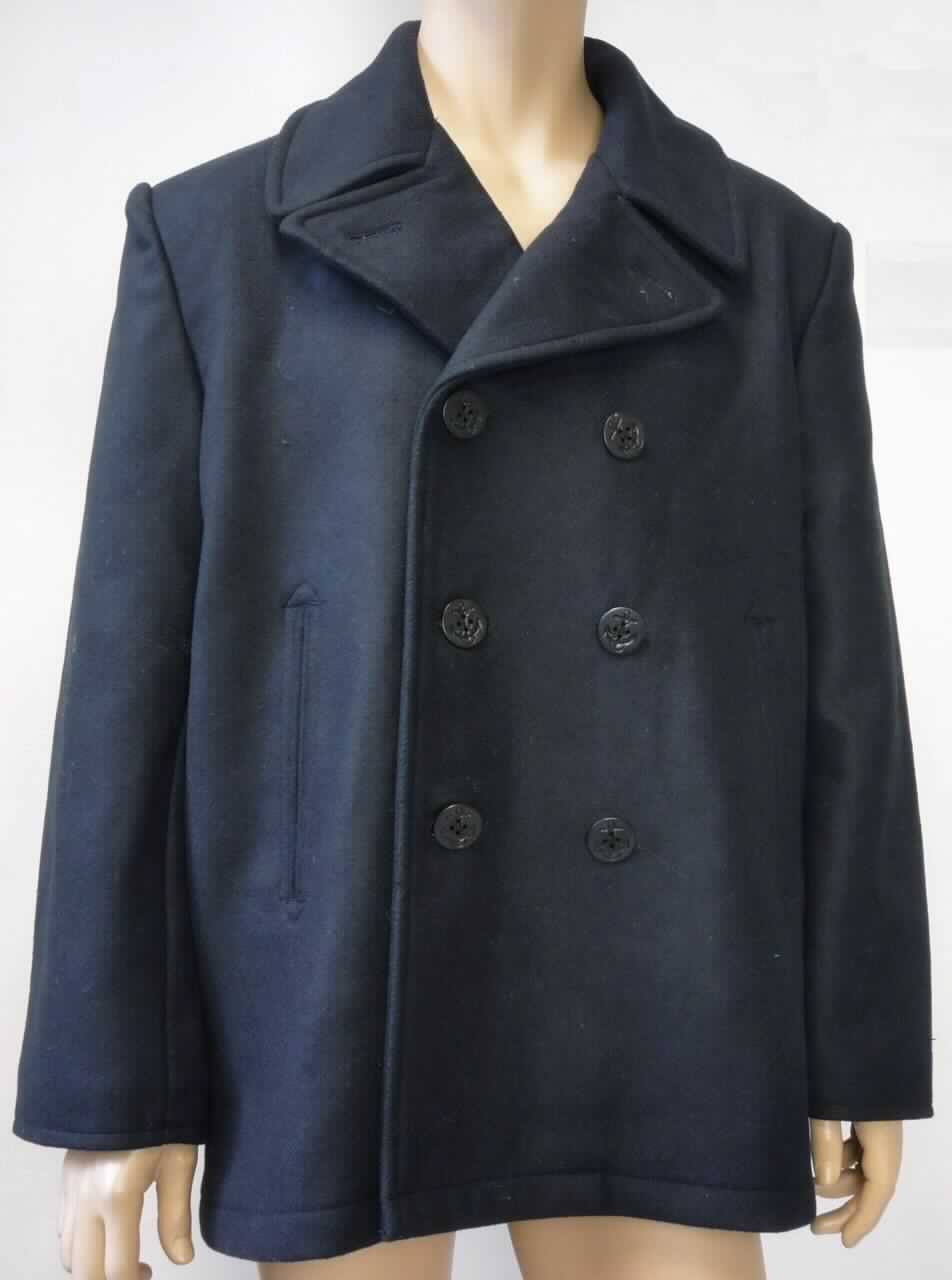Kurzmantel, sog. US Navy Pea Coat, Größe L, Foto siehe Anlage,
- aus ca. 1,4 mm dicken (nicht leichten), einfarbigen Geweben aus laut Antrag 50 % Wolle und 50 % Viskose 
  (künstliche Chemiefasern),
- durchgehend abgesteppt, wattiert gefüttert,
- mit einem Stückgewicht von ca. 1725 g,  
- über den Schritt, aber nicht bis zur Mitte der Oberschenkel reichend (Rückenlänge: ca. 85 cm), u. a. deshalb
  kein Parka,
- mit einem Reverskragen,
- vorn mit einer durchgehenden Öffnung mit zweireihigem Knopfverschluss von links über rechts (Männerkleidung),
  mit einem breiten Untertritt,
- mit langen Ärmeln,
- mit zwei eingesetzten, offenen Taschen unterhalb der Taille, 
- am unteren Rand durch Umschlagen und Festnähen gesäumt,
- wird im Allgemeinen über jeder anderen Kleidung und zum Schutz gegen das Wetter getragen.

"Mantel (Kurzmantel) aus Geweben, für Männer, aus Chemiefasern, mit einem Stückgewicht von mehr 1 kg, 
 kein Parka""
