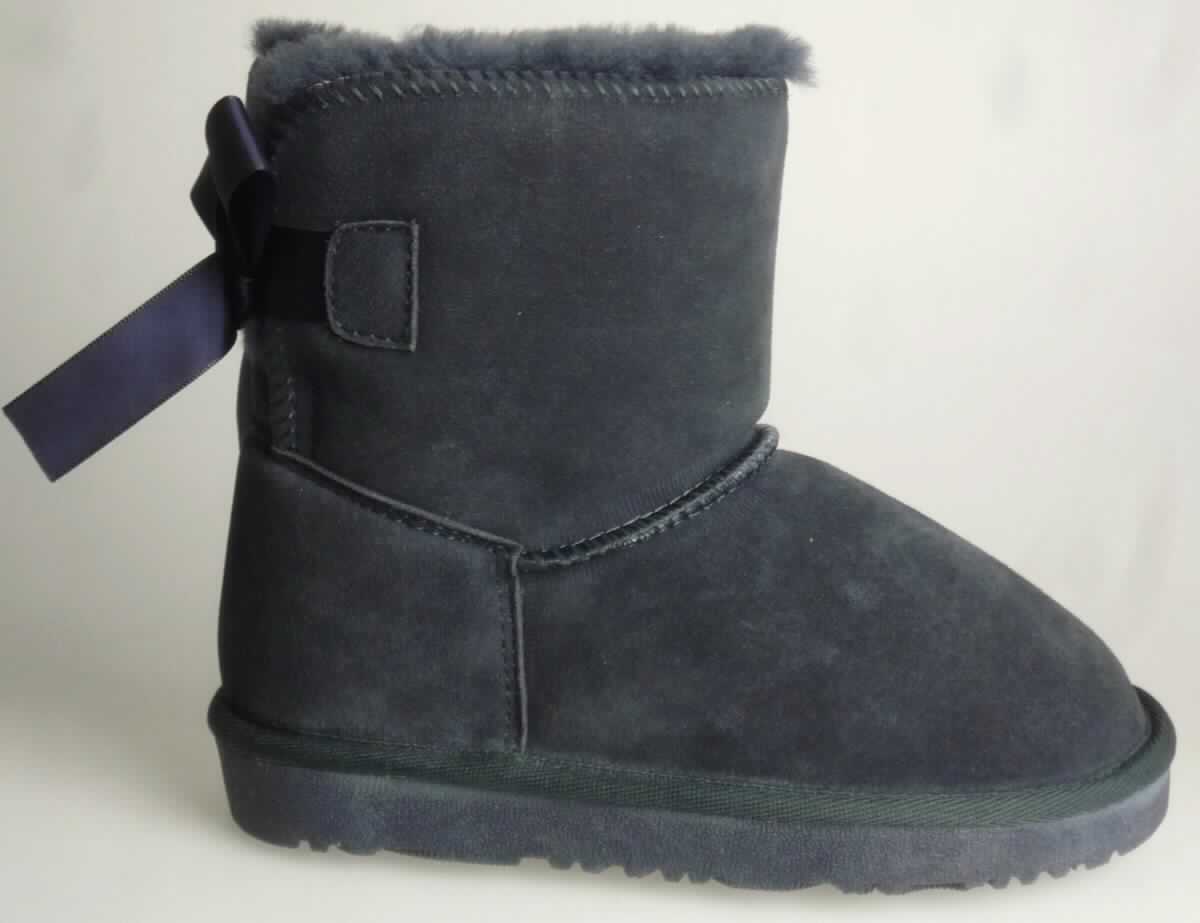 Freizeitstiefel (lt. Antrag: "Mädchen Lammfellboots, navy, Art.-Nr. 384309", Foto siehe Anlage)
- mit Laufsohlen aus (lt. Antrag) Kautschuk; ohne Hauptsohle aus Holz,
- mit Oberteil aus Leder,
- mit einer Stücken aus Leder verstärkt,
- mit Zierband,
- mit dickem Innenfutter,
- ohne Metallschutz in der Vorderkappe,
- den Knöchel, jedoch nicht die Wade bedeckend,
- mit einer Länge der Innensohle von weniger als 24 cm.

"Schuhe mit Laufsohlen aus Kautschuk und Oberteil aus Leder, andere als in den UPos. 6403 1200 bis 
 6403 9105 genannte, den Knöchel, jedoch nicht die Wade bedeckend, mit einer Länge der Innensohle von 
 weniger als 24 cm"
