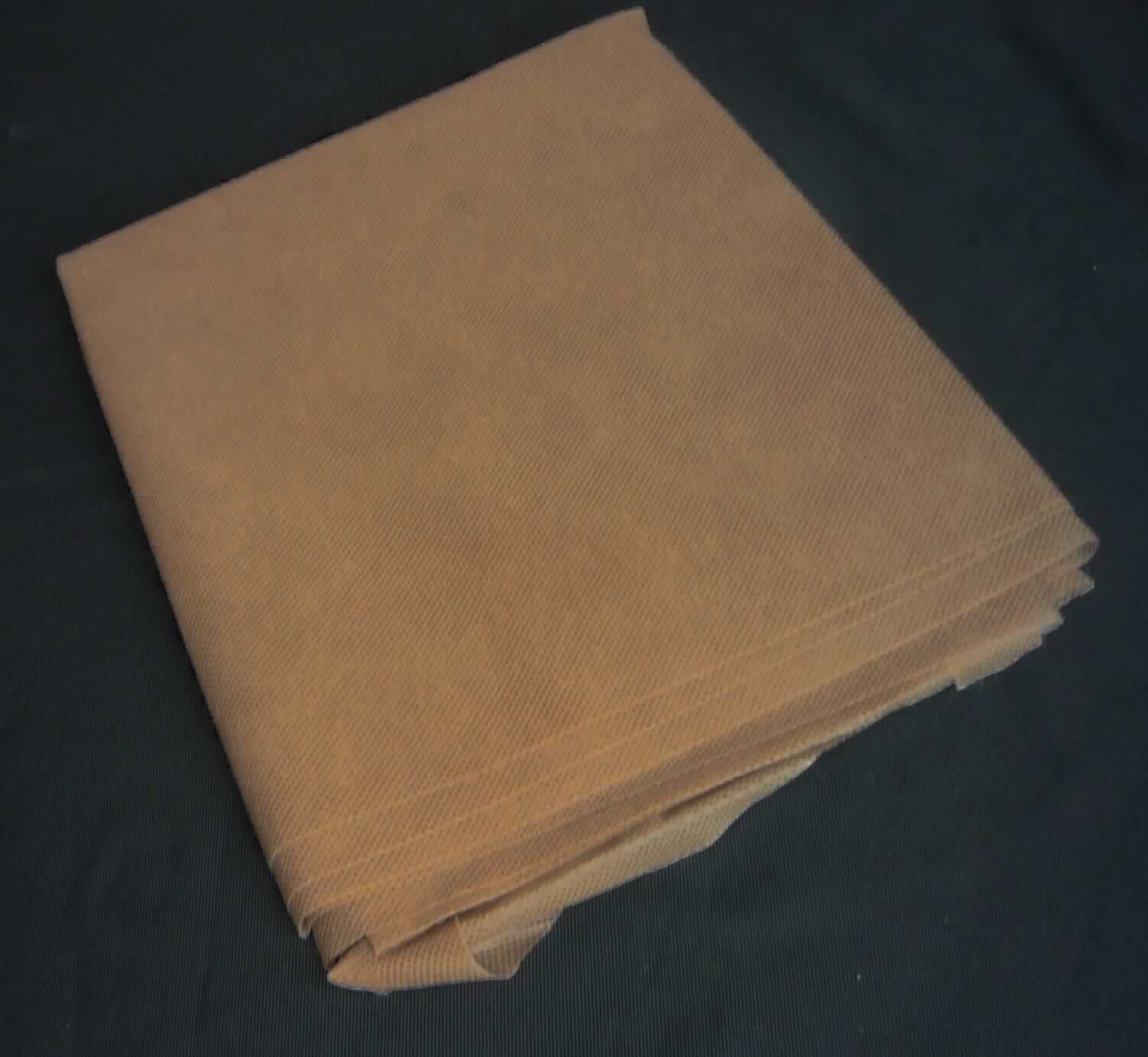 Vliesstoff, sog. Topfschutzvlies, Foto siehe Anlage,
- in einem Polybeutel mit bedrucktem Pappeinleger verpackt,
- als Meterware; laut Antrag in den Abmessungen: 600 cm x 50 cm,
- laut Untersuchungsergebnis:
-- aus synthetischen Filamenten (laut Antrag aus Polypropylen),
-- punktuell thermisch verfestigt, 
-- einlagig,
-- kein melt blown,
-- weder bestrichen noch überzogen,
-- an den Rändern nur geschnitten, damit keine Ware der Position 6307,
- mit einem Quadratmetergewicht von laut Antrag 50 g,
- dient zum Schutz von Pflanzen vor Kälte, Wind und Austrocknung.

"Vliesstoff, aus synthetischen Filamenten, mit einem Quadratmetergewicht von mehr als 25 g bis 70 g, weder 
 bestrichen noch überzogen, anderer als in den Unterpositionen 5603 1290 10 bis 5603 1290 70 genannte"