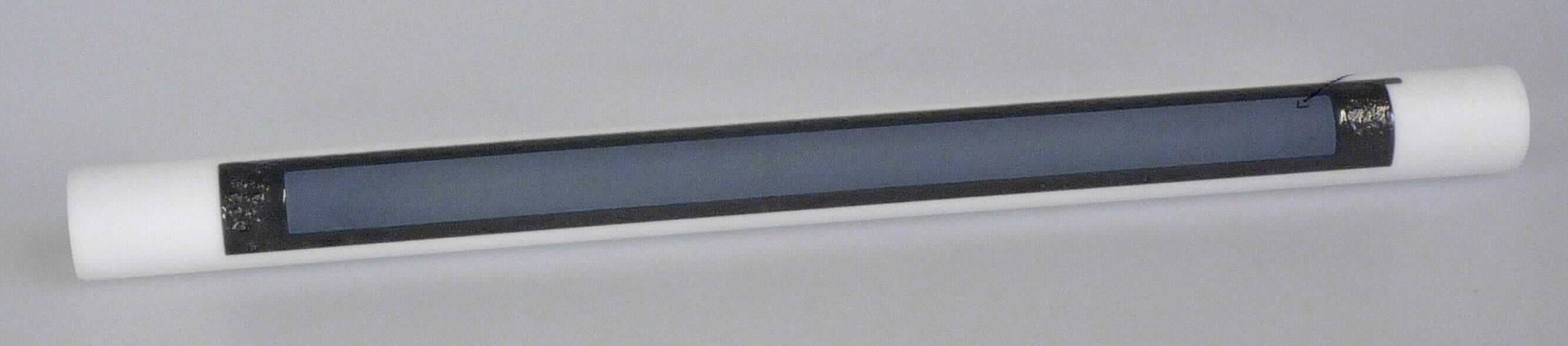 Keramische Ware zu technischen Zwecken, sog. Rohr, Foto siehe Anlage, 
- graues, rundes, innen hohles Erzeugnis in Form eines Rohrs,
- an beiden Enden offen,
- mit einer Länge von ca. 30 cm,
- mit einem Durchmesser von ca. 2,2 cm,
- nach vorheriger Formgebung keramisch gebrannt, 
- aus anderen keramischen Stoffen als Porzellan,
- - aus laut Antrag Aluminiumoxid,
- mit einer Mohsschen Härte von 9 oder mehr,
- mit einer Beschichtung in Form von zwei sich gegenüberliegenden, ca. 2 cm breiten Streifen 
  (sog. Kontaktschicht für Elektroden), bestehend aus einer Metallisierung aus Molybdän-Mangan
  und einer abschließenden Nickelbeschichtung,
- wird in sog. Laserschneidemaschinen eingebaut und dient der Erzeugung des Laserstrahls,
- im Hinblick auf die Verwendung verleiht die Keramik der Waren ihren wesentlichen Charakter, 
  da in dem inneren des Rohrs der Laserstrahl erzeugt wird und die Beschichtung lediglich als sog.
  Kontaktschichtsoll für die Elektroden dient,
- lt. Antrag nicht feuerfest, u. a. somit keine Ware in die Position 6903,
- keine Einreihung als Teil einer Laserschneidemaschine des Kapitels 84, da Teile aus keramischen Stoffen
  vom Kapitel 84 ausgenommen sind.

"Keramische Ware zu technischen Zwecken, nicht aus Porzellan, mit einer Mohsschen Härte von 9 oder mehr"