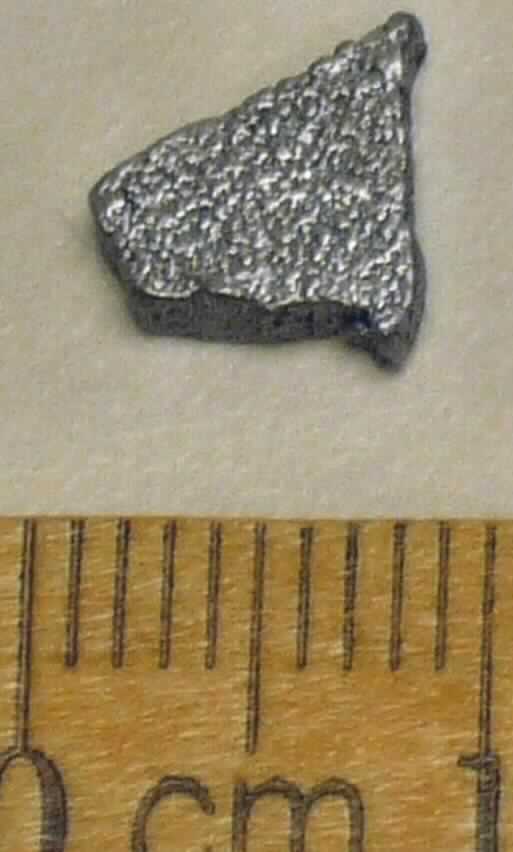 Eisenblättchen

Bei der Ware handelt es sich um kleine, metallische Blättchen (Flakes) aus hochreinem Eisen. Die Verunreinigungen betragen nach den Angaben weniger als 0,06 GHT. Das Material wird in einem elektrolytischen Prozess hergestellt und zur Herstellung von Eisen-Cobalt-Tantal-Pulver, ebenfalls von hoher Reinheit, gasverdüst.

Die Ware ist als Eisen mit einer Reinheit von 99,94 GHT oder mehr, in Stücken, Pellets oder ähnlichen Formen in die Unterposition 7203 9000 der Kombinierten Nomenklatur einzureihen.