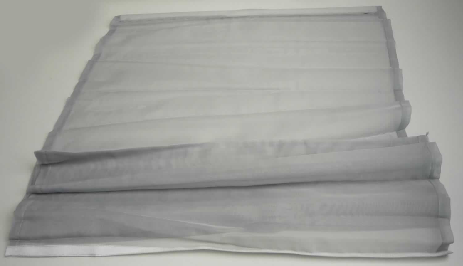Gardine, sog. Flächenvorhang grau, Foto siehe Anlage,
- in einem Polybeutel verpackt,
- laut Antrag mit den Abmessungen (L x B): 60 x 245 cm,
- aus ca. 0,2 mm dicken, lichtdurchlässigen, durchscheinenden Geweben aus laut Antrag 100% Polyester 
  (synthetische Chemiefasern), somit keine Ware der Codenummer 6303 9290 90 0,
- an allen Rändern gesäumt; an einer Schmalseite mit einem eingenähten, im Querschnitt elipsenförmigen 
  Hohlprofil aus augenscheinlich Kunststoff, an der anderen Schmalseite mit einem aufgenähten, sog. Flauschband
  versehen, 
- durch Zusammenfügen konfektioniert.

"Gardine aus Spinnstoffen, aus Geweben, aus synthetischen Chemiefasern"