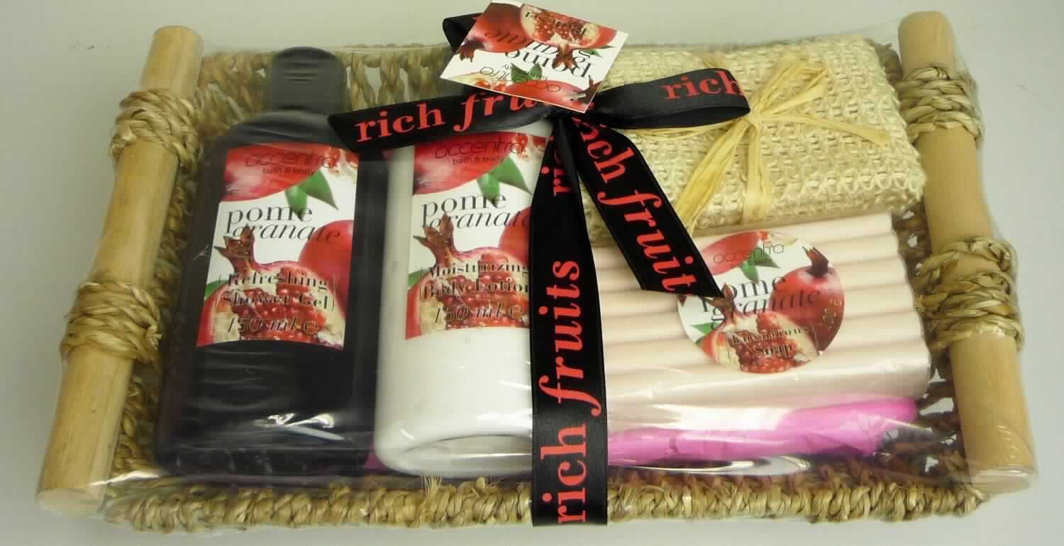 Angaben:
Badeset im Seegraskorb mit 150ml Duschgel, 150ml Bodylotion, 100g Seife und Sisaltuch.

Warenbeschaffenheit:
Korb mit Cellophanumverpackung, Styroporeinlage und Schleife mit Etikett, befüllt mit einem Sisaltuch mit Aufhängung (Abmessungen: ca. 24x24cm), einem rosafarbenen, duftenden, rechteckigen, cellophanverpackten Seifenstück (Abmessungen: ca. 9x5x2cm), einer 150ml-Duschgelflasche (gefüllt mit graublauer, klarer, duftender, mit Wasser schäumender Flüssigkeit) und einer 150ml-Bodylotion-Flasche (gefüllt mit heller, angenehm riechender, dickflüssiger Creme).

Befund:
Organische, grenzflächenaktive Zubereitung zum Waschen der Haut, in Form einer Flüssigkeit, in Aufmachung für den Einzelverkauf.
Für den Einzelverkauf aufgemachte Warenzusammenstellung (Seife, Duschgel, Bodylotion, Sisaltuch) für die Körperpflege in üblicher Verpackung im Sinne der AV 5b) (Korb mit Umverpackung), bei der im Hinblick auf die Menge und die Bedeutung in Hinblick auf die Verwendung die Waren der Position 3401 (Duschgel und Seife) als charakterbestimmend angesehen werden. Da sowohl die Seife als auch das Duschgel für die Einreihung gleichermaßen in Betracht kommen, wird die Warenzusammenstellung der zuletzt genannten Unterposition zugewiesen.