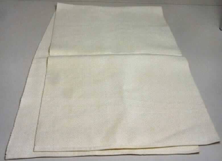 Tischläufer, Foto siehe Anlage,
- lt. Antrag in den Abmessungen von 140 cm x 40 cm,
- aus ca. 1,7 mm dicken, einfarbigen Geweben aus laut Antrag Baumwolle,
- an den Längsseiten mit echten Webkanten; an den Schmalseiten durch Umschlagen und Festnähen 
  gesäumt (konfektioniert),
- wird üblicherweise gewaschen und kennzeichnet sich aufgrund des Materials und des Verwendungszwecks
  als Tischwäsche.

"Tischwäsche, aus Spinnstoffen, aus Geweben, aus Baumwolle, nicht nach dem Batikverfahren handbedruckt"