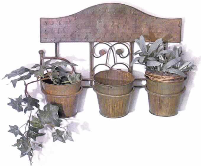 Es handelt sich um Erzeugnisse, bestehend aus einer Halterung aus ornamentartig verziertem Stahlblech. Sie weisen drei parallel nebeneinander angebrachte Stahlringe auf, in die jeweils ein Pflanzenübertopf aus Stahl eingehängt ist.
Die Erzeugnisse werden an der Wand befestigt und dienen zum Ausschmücken von Wohnräumen und dergleichen.
Abmessungen: Höhe: 29 cm, Breite: 37 cm, Tiefe: 12 cm.
- Matrialangaben lt. Antragstellerangabe -

Abbildung siehe Anlage.

Derartige Erzeugnisse gehören als "andere Ziergegenstände aus anderen unedlen Metallen" zur Codenummer 8306 2990 00 0 des Elektronischen Zolltarifs.