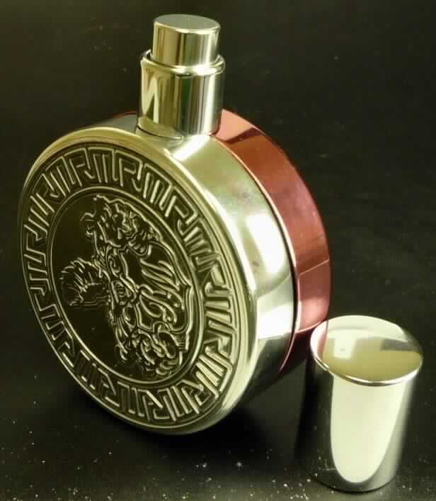 Parfümzerstäuber zu Toilettenzwecken, sog. "Parfumflasche Glas 50ml - Sexy Secret", noch nicht zusammengesetzt.

Der Parfümzerstäuber besteht aus 
- einer runden Glasflasche (D = 6,8 cm), die eine zweifarbige Ummantelung aus Kunststoff besitzt und
- einer noch zu montierenden Zerstäubervorrichtung, bestehend aus einem Zerstäuberkopf mit Verschlusskappe, einem Kolben, einem Ansaugrohr aus Kunststoff und einem sog. Kragen.

Das Erzeugnis ist auf Grund der Art und Beschaffenheit erkennbar zur Aufnahme von
Erzeugnissen zu Toilettenzwecken (hier bspw. Parfüm) bestimmt.

Die Ware wird als "Parfümzerstäuber zu Toilettenzwecken" eingereiht.