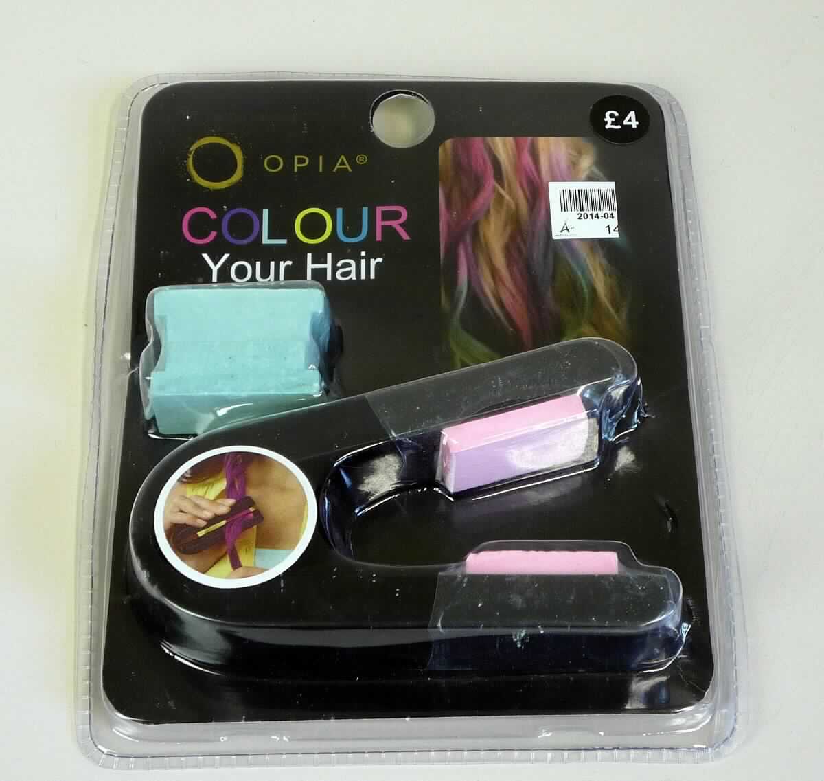 Zubereitetes Haarbehandlungsmittel; Haarkreide

Bei der vorgelegten Ware handelt es sich um eine Zubereitung zum Färben der Haare. Das Erzeugnis stellt sich dar als ein türkis- oder roséfarbenes, gepresstes Pulver, das sich jeweils an den Enden einer Zange befindet. Angaben zur Anwendung ähnlich eines Glätteisens sind enthalten. Die Ware ist für den Einzelverkauf aufgemacht.

Die Ware ist als zubereitetes Haarbehandlungsmittel in die Position 3305 der Kombinierten Nomenklatur einzureihen.
