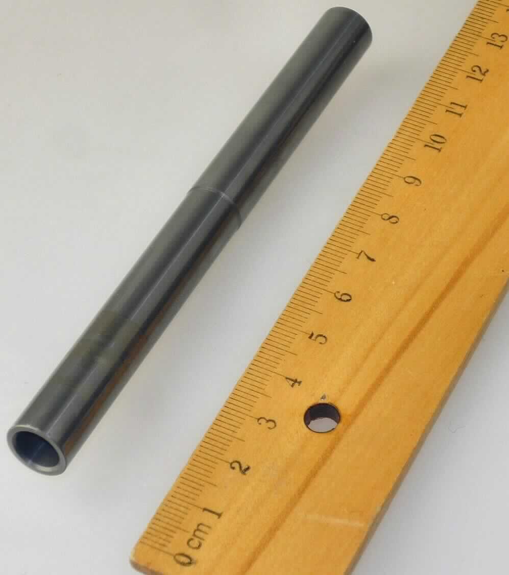 Es handelt sich um zylindrische Hohlerzeugnisse aus Hartmetall mit Wolframcarbid als keramischem Bestandteil und Cobalt als Bindemittel. Die Waren weisen an einem Ende ein Innengewinde auf und dienen als Grundkörper zur Aufnahme von auswechselbaren Fräsköpfen.
Abmessungen: Durchmesser: 10 - 25 mm; Länge: 70 - 160 mm
- Antragstellerangaben -  

Abbildung siehe Anlage.

Derartige Erzeugnisse gehören als "andere Waren aus Cermets" zum TARIC-Code 8113 0090 90.