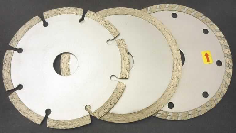 Angaben: Warenbezeichnung: 3-Pc Diamond Cutting Saw Blade Set
- 1x 110mm continus Rim,
- 1x 115mm segmented,
- 1x 115mm turbo,
- the teeth heigh 7mm,
- core hole 22.23mm,
- Diamond Strength 14-16KG,
- Sonstiges: siehe vertrauliche Daten.

Feststellungen: Die Angaben der Antragstellerin werden als zutreffend unterstellt.

Befund: Als charakterbestimmender Bestandteil der Trennscheiben wird der Diamant-Schleifbelag angesehen (Allgemeine Vorschrift 3 b). Danach handelt es sich zolltariflich bei den Waren um Schleifsteine und dergleichen, ohne Gestell, zum Trennen, der Position 6804 des EZT.