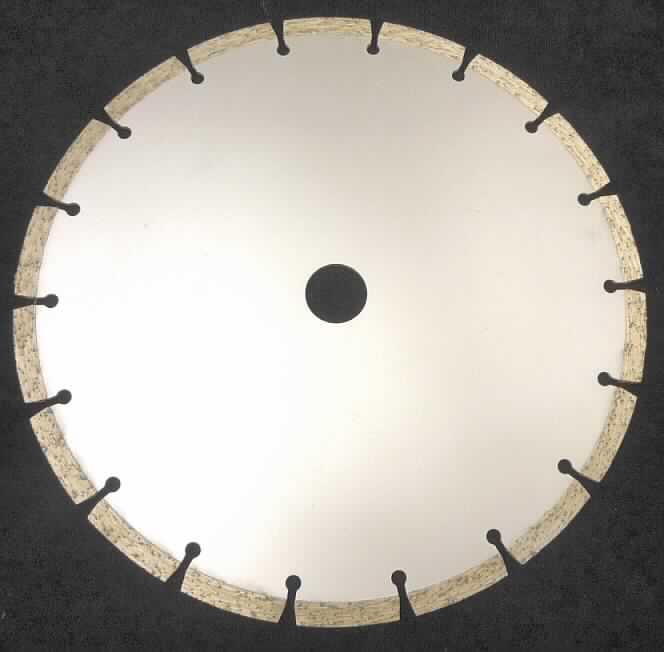Angaben: Warenbezeichnung: Diamond Cutting Saw Blade
- 230mm Segmented
- Teeth height 7mm Core hole 22.23mm
- Diamond stength 14-16 kg
- Sonstiges: siehe vertrauliche Daten

Feststellungen: Die Angaben der Antragstellerin werden als zutreffend unterstellt.

Befund: Als charakterbestimmender Bestandteil der Trennscheiben wird der Diamant-Schleifbelag angesehen (Allgemeine Vorschrift 3 b). Danach handelt es sich zolltariflich bei den Waren um Schleifsteine und dergleichen, ohne Gestell, zum Trennen, der Position 6804 des EZT.
