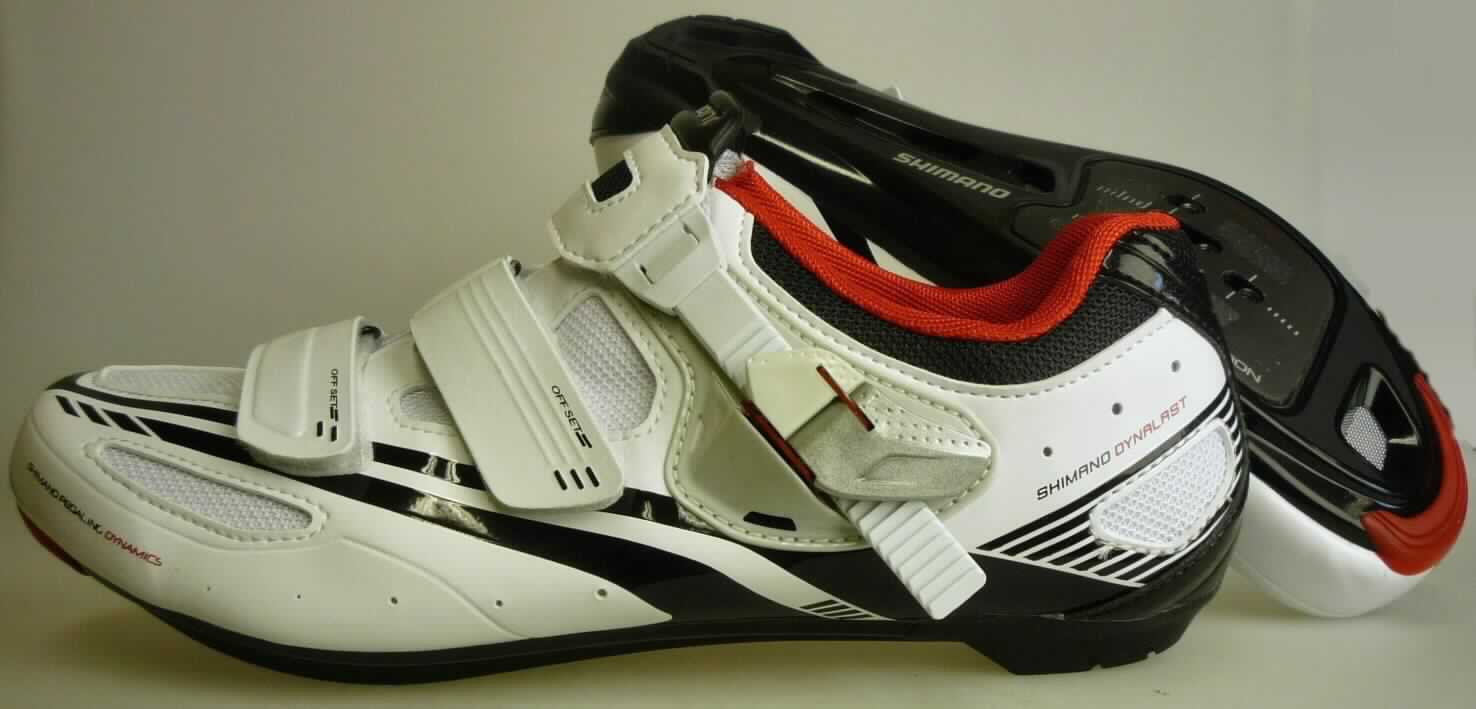 Radsportschuhe (lt. Antrag: "Schuhe"; Foto siehe Anlage)
- mit Laufsohlen aus (lt. Antrag) Kunststoff (mit eingearbeiteter Glasfasereinlage),
- mit Oberteil aus Kunststoff (Spinnstoff mit einer mit dem bloßen Auge wahrnehmbaren Außenschicht aus 
  Kunststoff; den größten Teil der Außenfläche bildend) und Spinnstoff,
- auf das Oberteil sind Stücke aus Kunststoff und Spinnstoff als Verstärkungsteile aufgesetzt,
- mit Klett- und Ratschenverschluss,
- mit Pedalbefestigungsvorrichtung

"Sportschuhe mit Laufsohlen und Oberteil aus Kunststoff, andere als in der Position 6401 
und in den Unterpositionen 6402 1210 und 6402 1290 genannt"