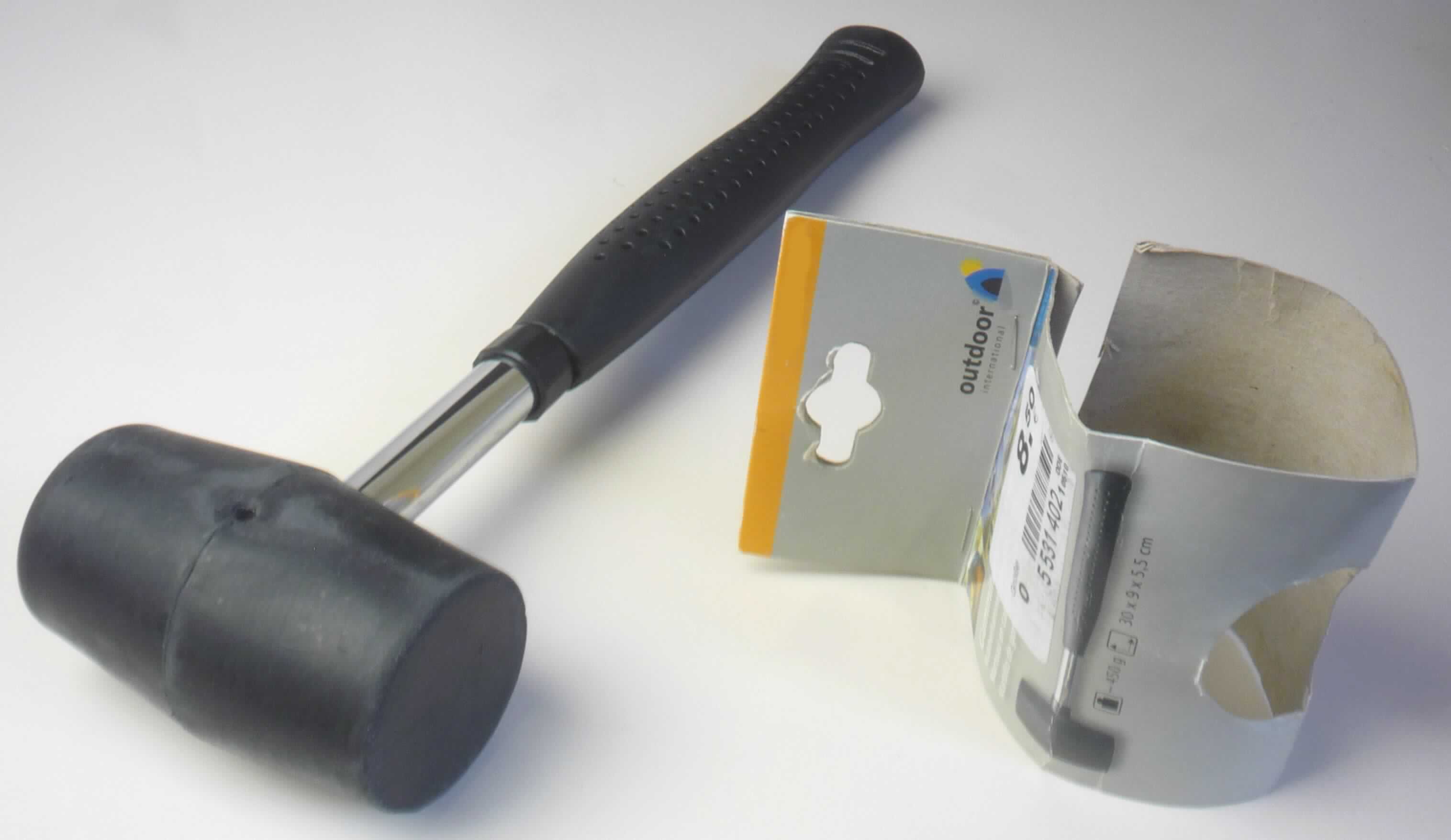 Angaben des Antragstellers:
Zelthammer / Gummihammer mit einem Stahlstiel und einem Griff aus Kunststoff
Gewicht ca. 450 g, Abmessungen ca. 30 x 9 x 5,5 cm
Die Ware ist, an einer Papp-Karte hängend, für den Einzelverkauf bestimmt.

Untersuchung eines Warenmusters:
Gummihammer mit einem Metallstiel, der teilweise mit einem schwarzen Material überzogen ist (Länge: ca. 30 cm). Der Hammerkopf besteht aus einem schwarzen, wenig elastischen Material (Länge: ca. 9 cm; Durchmesser: ca. 5,5 cm).
An der Ware befindet sich ein bunt bedruckter Pappanhänger (Kennzeichnung (Auszug): "Gummihammer mit Stahlstiel").

Befund:
Für die Ware ist der Hammerkopf aus Weichkautschuk charakterbestimmend. Der Hammer wird danach als andere Gummi-Metall-Ware von der Unterposition (KN) 4016 9991 erfasst.