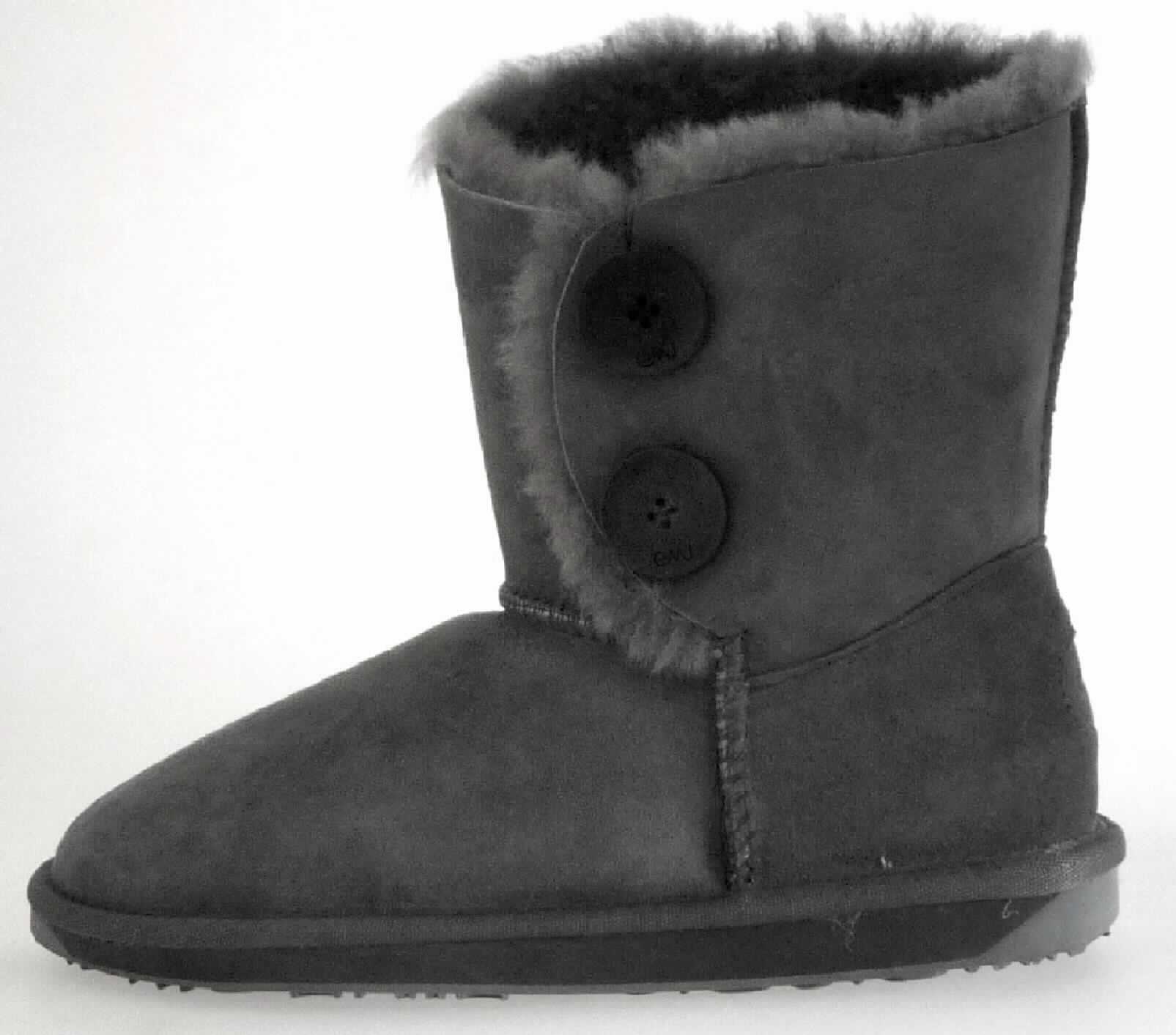 Stiefel (lt. Antrag: "Frauenstiefel, Art. W10541 Valery Lo, Modell 2014", Foto siehe Anlage) 
- mit Laufsohlen aus (lt. Antrag) Kautschuk,
- mit Oberteil aus Pelzfell,
- auf das Oberteil ist eine Hinterkappe aus Leder als Verstärkungsteil aufgesetzt,
- am Übergang zur Sohle mit einer Randeinfassung aus Spinnstoff,
- seitlich mit zwei Zierknöpfen versehen

"Schuhe mit Laufsohlen aus Kautschuk und Oberteil aus Pelzfell"