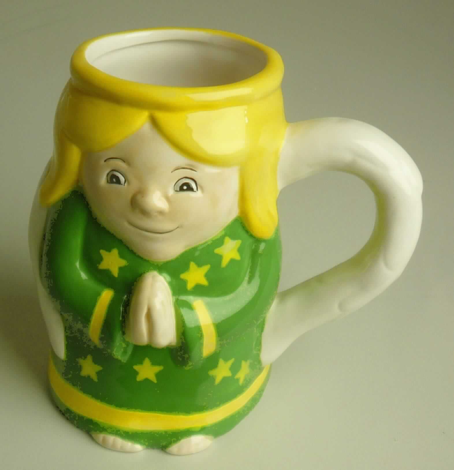 Keramischer Ziergegenstand, Foto siehe Anlage,
- glasierter, hohler Ziergegenstand in Form einer runden Tasse mit hohlem Henkel mit dem Motiv eines betenden
  Engels mit Flügel,
- in den Abmessungen: ca. 12 cm (Höhe) x 8 cm (max. Durchmesser),
- keramisches Erzeugnis; nach der Formgebung gebrannt; tonmineralhaltiges Material enthaltend,
- - nach dem Ergebnis der wissenschaftlichen Untersuchung aus Steingut,
- laut Antrag handgearbeitet,
- der Ziercharakter übertrifft eindeutig den tatsächlichen Gebrauchswert der Ware (u. a. da aus der Tasse
  weder problemlos getrunken noch die Tasse problemlos gereinigt werden kann und damit eine gewöhnliche
  Verwendung ausgeschlossen ist).

"Keramischer Ziergegenstand, aus Steingut, handgearbeitet"