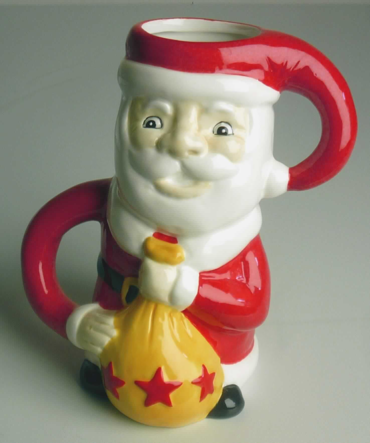 Keramischer Ziergegenstand, Foto siehe Anlage,
- glasierter, hohler Ziergegenstand in Form einer runden Tasse mit hohlen Henkeln mit dem Motiv eines
  Weihnachtsmanns,
- in den Abmessungen: ca. 14 cm (Höhe) x 9 cm (max. Durchmesser),
- keramisches Erzeugnis; nach der Formgebung gebrannt; tonmineralhaltiges Material enthaltend,
- - nach dem Ergebnis der wissenschaftlichen Untersuchung aus Steingut,
- laut Antrag handgearbeitet,
- der Ziercharakter übertrifft eindeutig den tatsächlichen Gebrauchswert der Ware (u. a. da die Tasse
  nicht problemlos gereinigt werden kann und damit eine gewöhnliche Verwendung ausgeschlossen ist).

"Keramischer Ziergegenstand, aus Steingut, handgearbeitet"