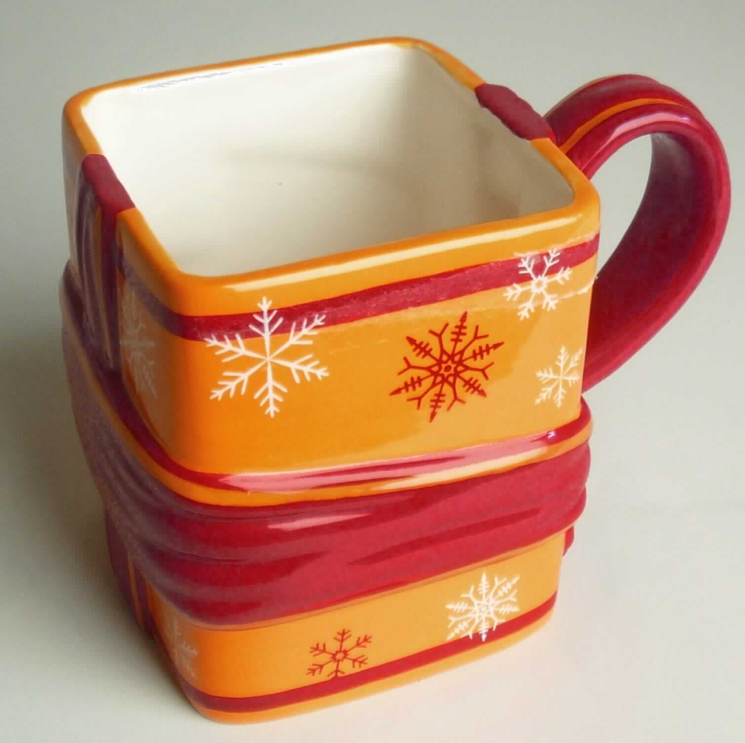 Keramischer Ziergegenstand, Foto siehe Anlage,
- glasierter, hohler Ziergegenstand in Form einer eckigen Tasse mit Schneeflockenmotiv,
- in den Abmessungen: ca. 8,5 cm (Höhe) x 7,5 cm (Breite) x 7,5 cm (Tiefe),
- keramisches Erzeugnis; nach der Formgebung gebrannt; tonmineralhaltiges Material enthaltend,
- - nach dem Ergebnis der wissenschaftlichen Untersuchung aus Steingut,
- laut Antrag handgearbeitet,
- der Ziercharakter übertrifft eindeutig den tatsächlichen Gebrauchswert der Ware (u. a. da aus der Tasse
  nicht problemlos getrunken werden kann und damit eine gewöhnliche Verwendung ausgeschlossen ist).

"Keramischer Ziergegenstand, aus Steingut, handgearbeitet"