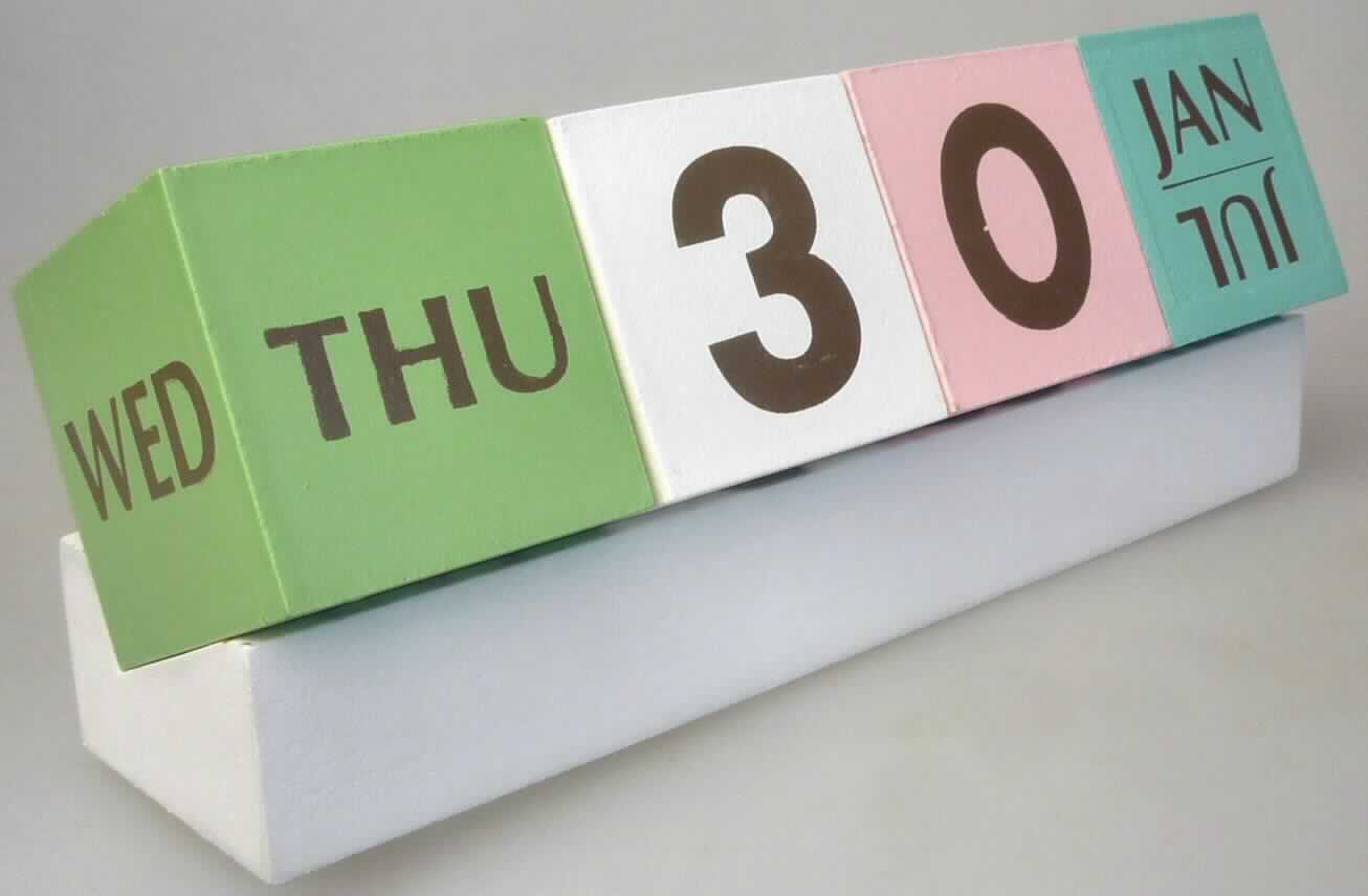 Bei der als "Kalender" bezeichneten Ware handelt es sich nach dem vorgelegten Warenmuster um einen Dauerkalender, bestehend aus den nachfolgend beschriebenen Einzelteilen:

- Ein etwa 18,1 x 4,5 x 2,6 cm (L x B x H) großes Profil aus weiß lackiertem Holz,
  das zur Aufnahme der nachstehend beschriebenen Einzelteile besonders 
  ausgeformt ist.

- Zwei jeweils etwa 4,4 x 4,4 x 4,4 cm große Würfel aus rosa bzw. weiß lackiertem
  Holz, die auf den Außenseiten in brauner Schrift mit jeweils einer Ziffer (0 bis 9) 
  bedruckt sind.

- Ein etwa 4,4 x 4,4 x 4,4 cm großer Würfel aus türkis lackiertem Holz, der auf den
  Außenseiten in brauner Schrift mit englischsprachigen Abkürzungen der zwölf 
  Monatsnamen bedruckt ist. Jede Seite ist mit zwei jeweils seitenverkehrt 
  (auf dem Kopf) zueinander angeordneten Abkürzungen bedruckt.

- Ein etwa 4,4 x 4,4 x 4,4 cm großer Würfel aus grün lackiertem Holz, der auf den
  Außenseiten in brauner Schrift mit englischsprachigen Abkürzungen der sieben
  Wochentage  bedruckt ist. Fünf Seiten sind mit jeweils einer Abkürzung der Tage 
  Montag bis Freitag bedruckt. Eine Seite ist mit den Abkürzungen für die Tage 
  Samstag und Sonntag bedruckt, die spiegelverkehrt zueinander angeordnet sind.  

Die vorstehend beschriebenen Würfel wurden im Siebdruckverfahren bedruckt. Durch entsprechende Anordnung der Würfel auf der Ablage des Profils zeigen die Würfel den Monat eines Jahres, den Tag eines Monats sowie den Wochentag an. Das Ganze ist in einem mit einem bedruckten Etikett versehenen Karton aus Wellpappe verpackt.

Abbildung siehe Anlage.
 
Derartige Waren gehören als "Kalender aller Art, bedruckt" zur Codenummer 4910 00 00 00 0 des Zolltarifs.