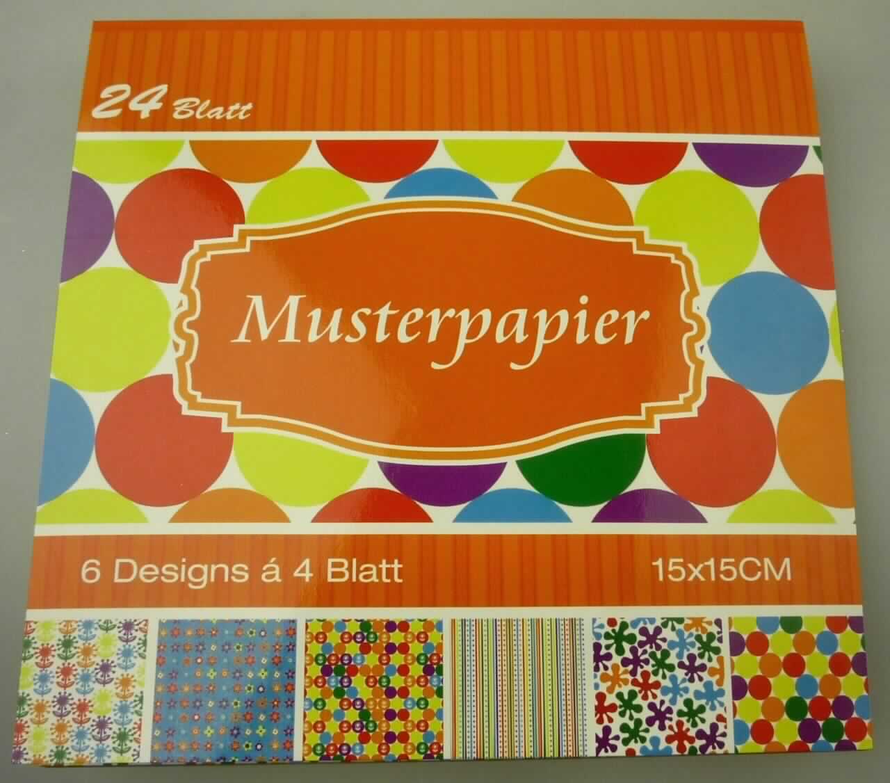 Bei der vorgelegten, als "Musterpapierbögen in 6 Designs á 4 Blatt zum Basteln" bezeichneten Ware handelt es sich um 24 quadratische Zuschnitte aus Papier (Format etwa 15 x 15 cm), die einseitig mit sechs verschiedenen, farbigen Musterungen bedruckt sind. Die Zuschnitte sind gemeinsam mit einem passgenauen Pappzuschnitt durch Klebebindung zu einem Abreißblock mit bedrucktem Umschlag aus mit Kunststofffolie überzogenem Papier vereint. Das Ganze ist in einem Beutel aus Kunststofffolie verpackt.

Derartige Waren gehören als "andere Waren des Papierhandels, aus Papier oder Pappe" zum TARIC-Code
4820 90 00 00.
