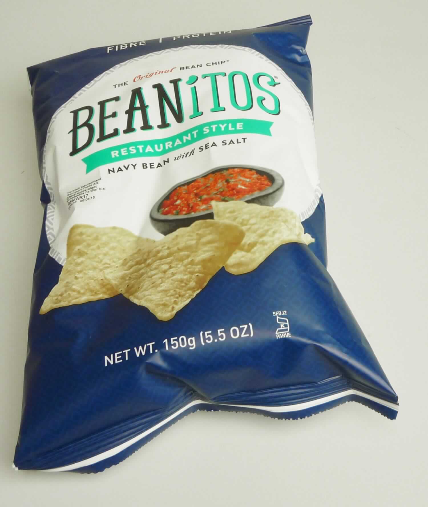 Knabbersnack

Antragsangaben:
Beanitos Restaurant Style

Beschaffenheit des vorgelegten Warenmusters:
Bunt bedruckter Kunststofffolienbeutel; der Aufdruck (in mehreren europäischen Sprachen) enthält Angaben zum 
Erzeugnis (Snack aus Weißen Bohnen und Reis mit Meersalz; 150 g) und zu den Zutaten (siehe Feld 8); darin 
leicht aufgeblähte, goldbraune, flache Chips, in Form von unregelmäßig gekrümmten Dreiecken (Seitenlänge bis 
zu ca. 6,5 cm) mit gleichmäßig verteilten, dunkelbraunen, bis ca. 3 mm großen Röstflecken und rötlichen Ein-
lagerungen; Geschmack nach frittiertem, krossem Knabbergebäck, salzig, würzig, nicht süß.

Milchfett und Milchprotein: nach der Zutatenliste nicht enthalten
Stärke/Glucose*: 25 bis weniger als 50 GHT
Saccharose/Invertzucker/Isoglucose**: weniger als 5 GHT

*: festgestellt gemäß VO (EG) 900/2008, VO (EU) 118/2010
**: festgestellt gemäß VO (EG) 900/2008

Andere Backware, expandiertes Erzeugnis, gesalzen oder aromatisiert