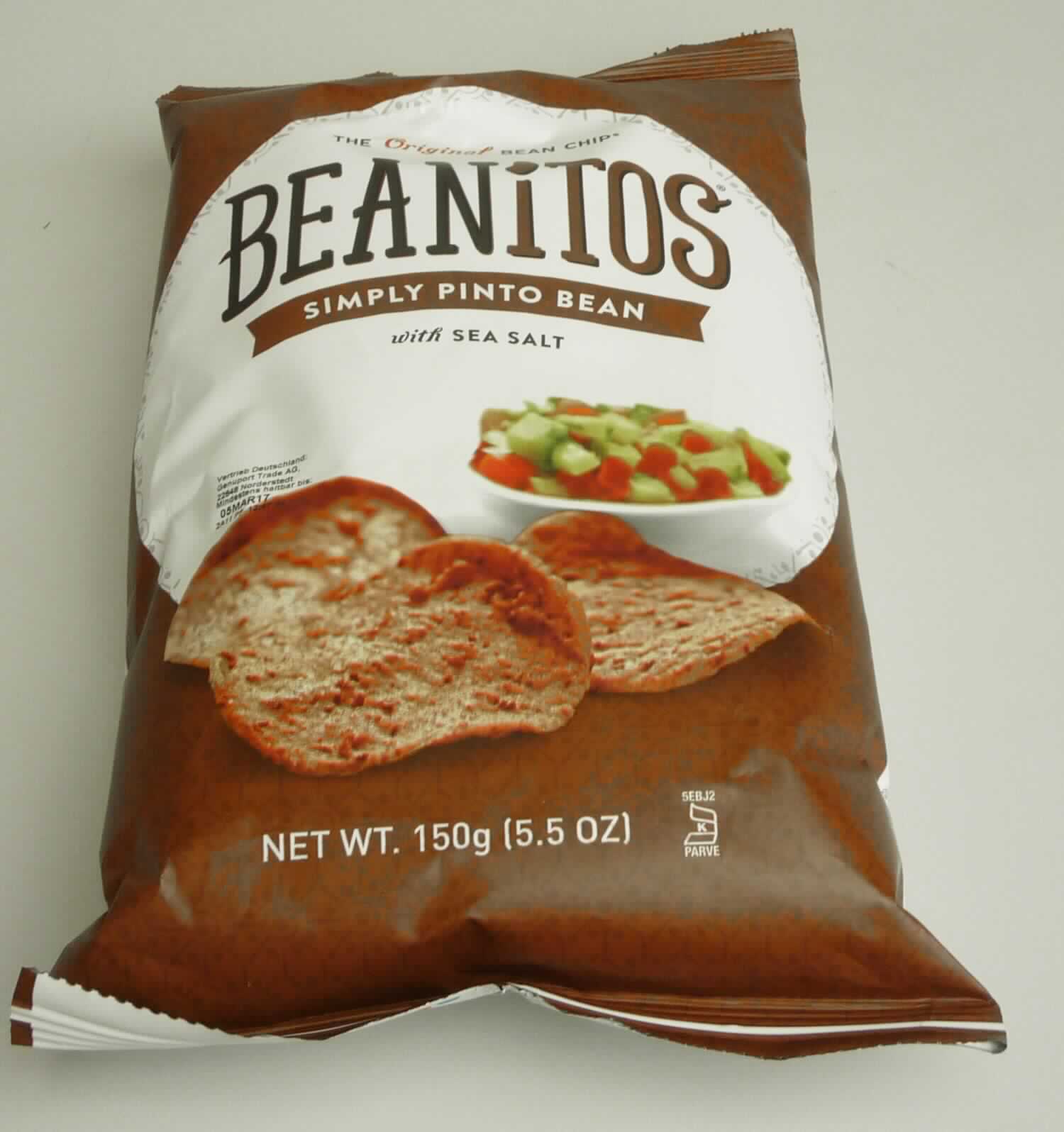 Knabbersnack

Antragsangaben:
Beanitos Simply Pinto Bean

Beschaffenheit des vorgelegten Warenmusters:
Bunt bedruckter Kunststofffolienbeutel; der Aufdruck (in mehreren europäischen Sprachen) enthält Angaben 
zum Erzeugnis (Snack aus Wachtelbohnen und Reis mit Meersalz; 150 g) und den Zutaten (siehe Feld 8); 
darin leicht aufgeblähte, braune, runde Chips (Durchmesser ca. 5,9 cm) mit gleichmäßig verteilten, dunkel-
braunen, bis ca. 4 mm großen Röstflecken und Einlagerungen in unterschiedlichen Brauntönen; Geschmack 
nach frittiertem, krossem Knabbergebäck, salzig, würzig, nicht süß. 

Milchfett und Milchprotein: nach der Zutatenliste nicht enthalten
Stärke/Glucose*: 25 bis weniger als 50 GHT
Saccharose/Invertzucker/Isoglucose**: weniger als 5 GHT

*: festgestellt gemäß VO (EG) 900/2008, VO (EU) 118/2010
**: festgestellt gemäß VO (EG) 900/2008

Andere Backware, expandiertes Erzeugnis, gesalzen oder aromatisiert