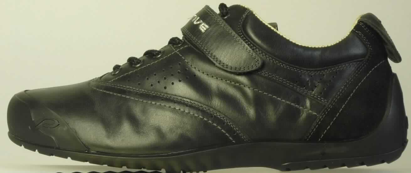 Halbschuhe (lt. Antrag: "Bike Schuh mit Flexitec Sohle, Artikel Nr.: 251010 Boston"; Foto siehe Anlage)
- mit Laufsohlen aus (lt. Antrag) Kautschuk, ohne Hauptsohle aus Holz,
- mit Oberteil (geschlossenes Blatt) aus Leder,
- auf das Oberteil sind Stücke aus Kautschuk und Leder als Verstärkungsteile aufgesetzt,
- mit Schnürsenkel- und Klettverschluss,
- nicht mit Dornen, Krampen, Klammern, Stollen oder ähnlichen Vorrichtungen
  versehen oder für deren Anbringung hergerichtet (keine Sportschuhe),
- ohne Metallschutz in der Vorderkappe,
- den Knöchel nicht bedeckend,
- mit einer Länge der Innensohle von mehr als 24 cm,
- nicht als Männer- oder Frauenschuhe erkennbar

"Schuhe mit Laufsohlen aus Kautschuk und Oberteil aus Leder, andere als in den 
 UPos. 6403 1200 bis 6403 9991 genannt, nicht als Männer- oder Frauenschuhe erkennbar"