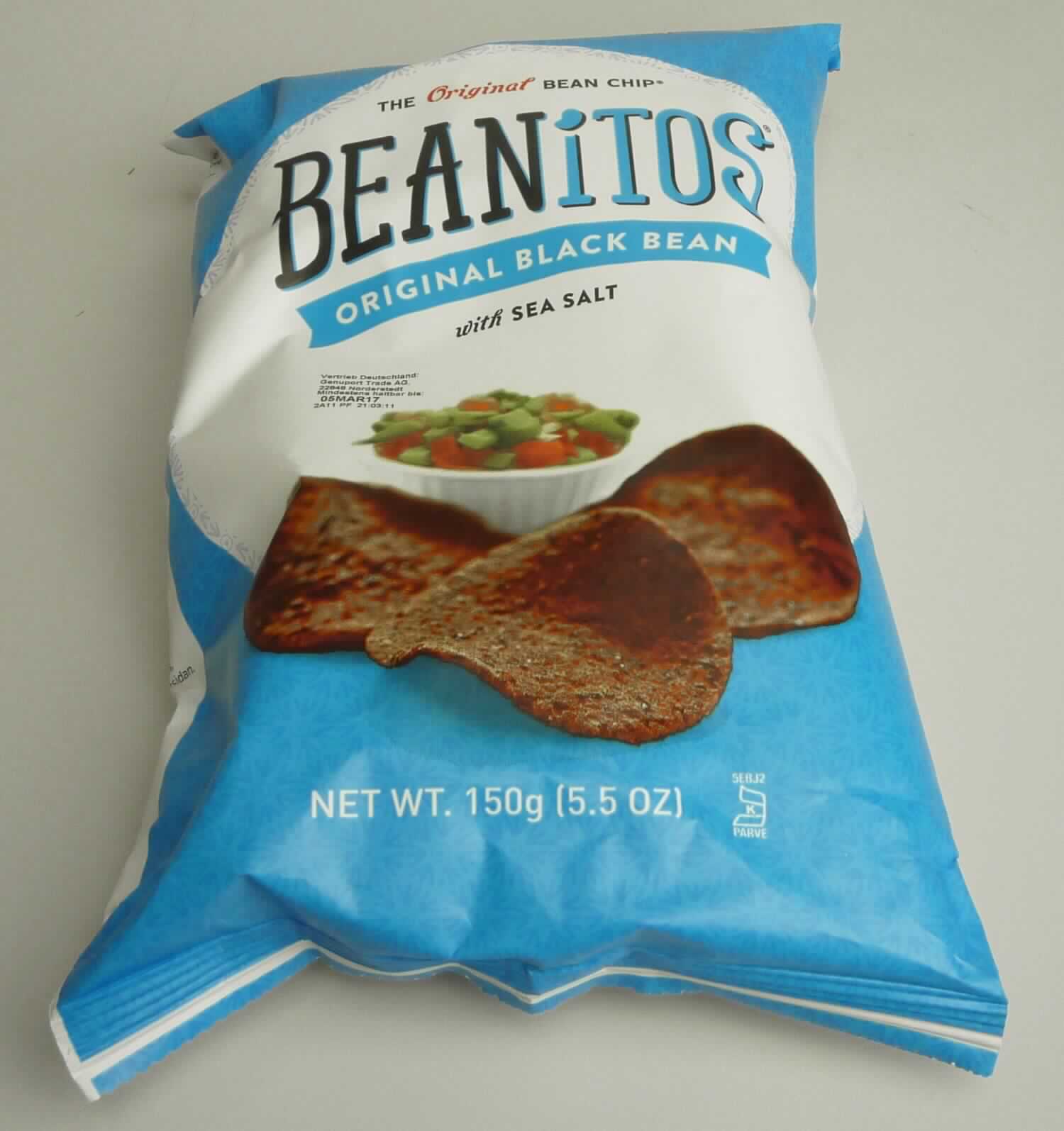 Knabbersnack

Antragsangaben:
Beanitos Original Black Bean

Beschaffenheit des vorgelegten Warenmusters:
Bunt bedruckter Kunststofffolienbeutel; der Aufdruck (in mehreren europäischen Sprachen) enthält Angaben zum Erzeugnis (Snack aus Schwarzen Bohnen und Reis mit Meersalz; 150 g) und den Zutaten (siehe Feld 8); darin leicht aufgeblähte, dunkelbraune, runde, gewellte Chips (Durchmesser ca. 5,6 - 5,8 cm) mit gleichmäßig verteilten, dunkelbraun-schwarzen, bis ca. 4 mm großen Röstflecken, Einlagerungen in unterschiedlichen Brauntönen und vereinzelt durchscheinenden, goldgelben Flecken; Geschmack: nach frittiertem, krossem Knabbergebäck, salzig, würzig, nicht süß. 

Milchfett und Milchprotein: nach der Zutatenliste nicht enthalten
Stärke/Glucose*: 25 bis weniger als 50 GHT
Saccharose/Invertzucker/Isoglucose**: weniger als 5 GHT

*: festgestellt gemäß VO (EG) 900/2008, VO (EU) 118/2010
**: festgestellt gemäß VO (EG) 900/2008

Andere Backware, expandiertes Erzeugnis, gesalzen oder aromatisiert