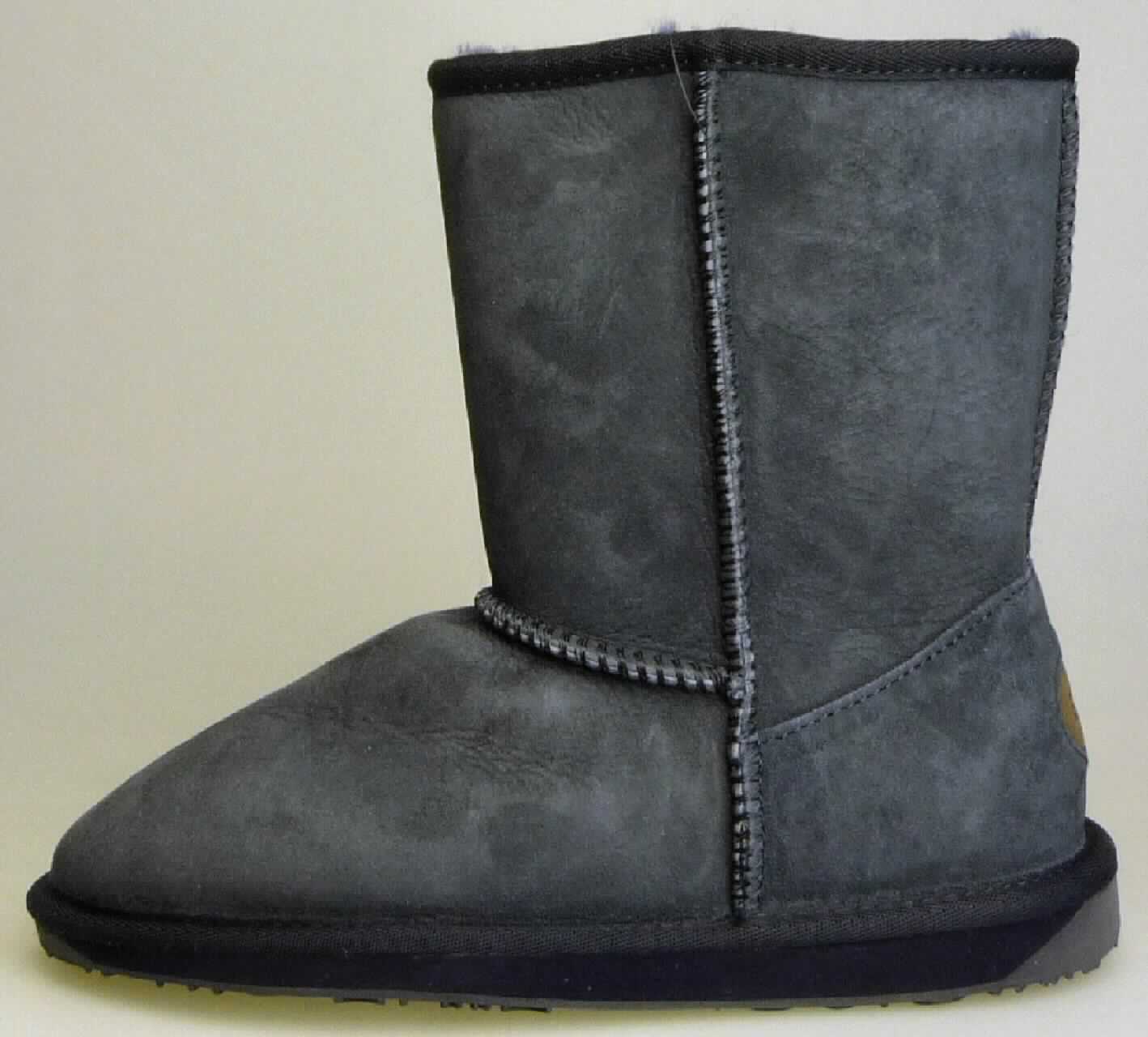 Stiefel (lt. Antrag: "Frauenstiefel, Art. W10002 Stinger Lo", Foto siehe Anlage) 
- mit Laufsohlen aus (lt. Antrag) Kautschuk,
- mit Oberteil aus Pelzfell,
- auf das Oberteil ist eine Hinterkappe aus Leder als Verstärkungsteil aufgesetzt,
- an der Einschlupföffnung und am Übergang zur Sohle mit einer Randeinfassung aus Spinnstoff verstärkt

"Schuhe mit Laufsohlen aus Kautschuk und Oberteil aus Pelzfell"
