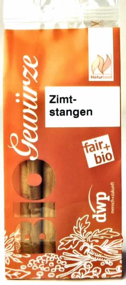Getrocknete, gelbbräunlichfarbene, 10 cm lange Zimtstangenabschnitte aus ineinander gerollten Rindenstreifen von Bäumen der Art "Cinnamomum zeylanicum Blume" mit der Herkunft Sri Lanka.

Die Zimtstangen sind zu 30 g in einem bedruckten Blockbodenbeutel aus Kunststoff für den Einzelverkauf aufgemacht.

Zolltarifrechtlich handelt es sich um Zimt der Art "Cinnamomum zeylanicum Blume", weder gemahlen noch sonst zerkleinert.