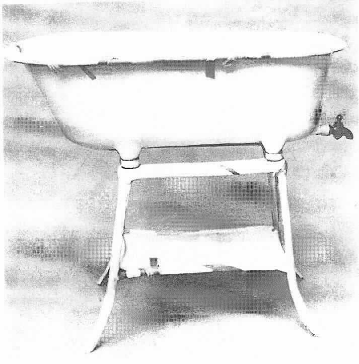 Bei dem Kunstwerk mit der Bezeichnung "Badwanne" des Künstlers Joseph Beuys handelt es sich um eine Emaillewanne mit Untersatz, die mit Heftpflastern und fettgetränkten Mullbinden präpariert ist. Die Maße betragen ca. 86 x 102 x46 cm.

Das Kunstobjekt besitzt keinen eigenständigen Gebrauchswert.

Die beschriebene Ware ist als "Originalerzeugnis der Bildhauerkunst aus unedlem Metall" einzureihen.