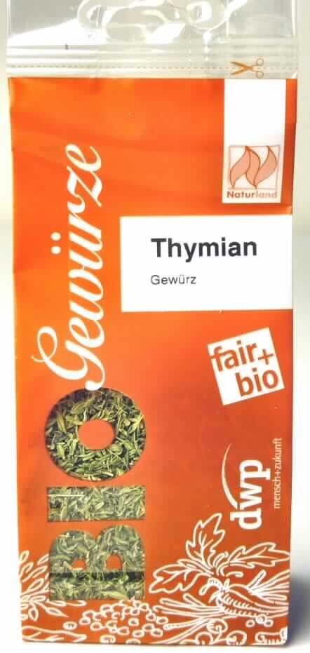 Nach den Angaben der Anragstellerin und der vorliegenden Warenprobe handelt es sich um getrockneten und gerebelten Thymian (Thymus vulgaris). 

Der Thymian ist zu 20 g in einem bedruckten Blockbodenbeutel aus Kunststoff für den Einzelverkauf aufgemacht.

Zolltarifrechtlich handelt es sich um Thymian, weder gemahlen noch sonst zerkleinert, anderer als Feldthymian (Thymus serpyllum).