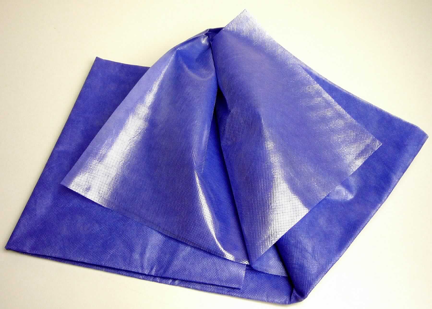 Vliesstoff mit Lage, sog. Schutzlaken für den medizinischen Gebrauch, blau, Foto siehe Anlage,
- rechteckig zugeschnitten (somit nicht konfektioniert, keine Ware der Position 6302); in den Abmessungen 
   (L x B): 210 cm x 78 cm,
- laut Untersuchungsergebnis:
-- einlagiger, punktuell thermisch verfestigter Vliesstoff aus synthetischen Filamenten (keine meltblown Fasern),
-- mit einem Quadratmetergewicht von mehr als 25 g und weniger als 70 g,
-- weder bestrichen noch überzogen; auf einer Seite mit einer Lage aus einer Kunststofffolie (kein Zellkunststoff) 
   versehen.

"Vliesstoff, aus synthetischen Filamenten, mit einem Quadratmetergewicht von mehr als 25 g bis 70 g, weder 
 bestrichen noch überzogen, anderer als in den Unterpositionen 5603 1290 10 bis 5603 1290 70 genannte"