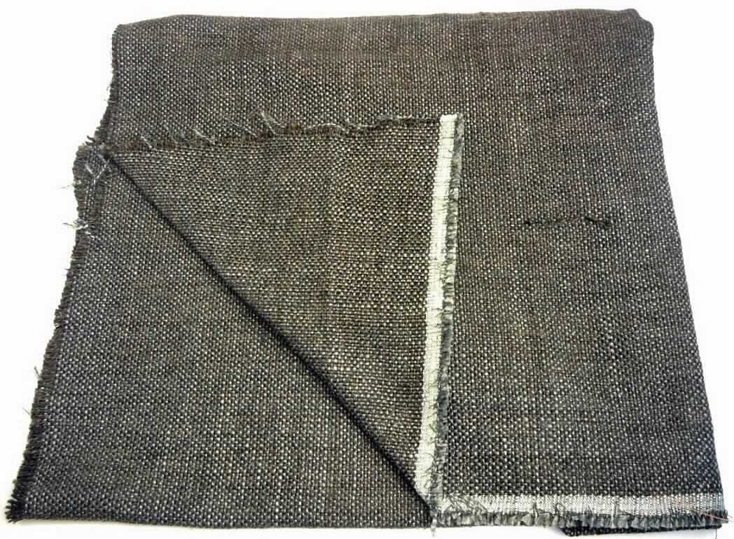 Gewebe, sog. Möbelbezugsstoff, Foto siehe Anlage,
- als Meterware; laut Antrag mit einer Breite von 145 cm,
- laut Untersuchungsergebnis:
-- aus dünnen Kett- und Schussgarnen aus Polyester-Spinnfasern (synthetische Spinnfasern), 
   und aus Kettgarnen (Effektzwirnen):
--- aus zwei dünnen Garnen aus synthetischen Filamenten (laut Antrag aus Polyester),
--- aus einem dicken Garn aus Polyester- und Polyacryl-Spinnfasern, sowie
-- aus melierten Schussgarnen (Effektzwirnen):
--- aus zwei dünnen Garnen aus Polyester-Spinnfasern, 
--- einem dünnen Garn aus synthetischen Filamenten (laut Antrag aus Polyester) und 
--- einem dicken Garn aus Polyester- und Polyacryl- Spinnfasern; 
-- mit einem Gesamtanteil an:
--- Polyester-Spinnfasern (synthetische Spinnfasern) von 63,3 GHT,
--- Polyacryl-Spinnfasern (synthetische Spinnfasern) von 25,8 GHT,
--- Polyester-Filamenten (synthetische Filamente) von 10,9 GHT,
-- buntgewebt,
-- in Panamabindung.

"Gewebe aus synthetischen Spinnfasern, mit einem Anteil an diesen Spinnfasern von mehr als 85 GHT, 
 anderes als in den Unterpositionen 5512 11 bis 5512 29 genannte, buntgewebt"