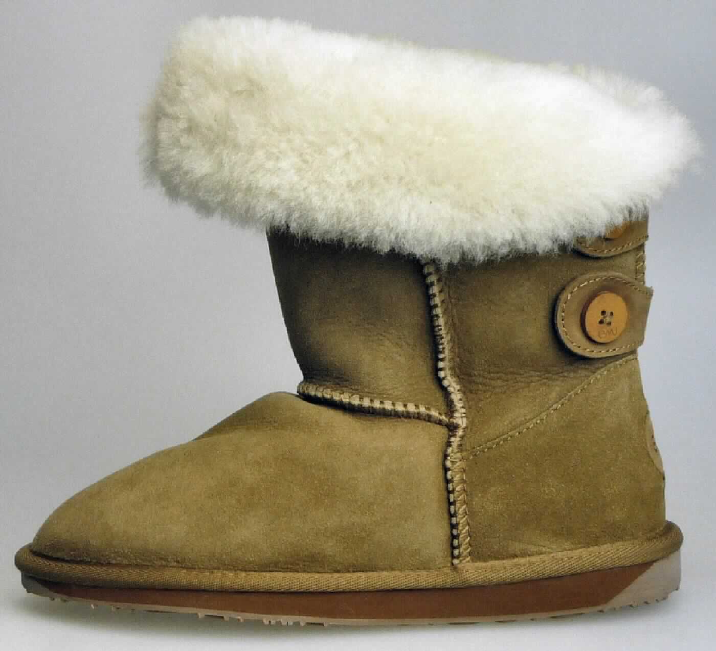 Stiefel (lt. Antrag: "Frauenstiefel, Art. W10088 Alba, Modell 2014", Foto siehe Anlage) 
- mit Laufsohlen aus (lt. Antrag) Kautschuk,
- mit Oberteil aus Pelzfell,
- auf das Oberteil ist eine Hinterkappe aus Leder als Verstärkungsteil aufgesetzt,
- am Übergang zur Sohle mit einer Randeinfassung aus Spinnstoff,
- im hinteren Schaftbereich mit Zierbesatz (Lederriemen mit Knöpfen) ausgestattet

"Schuhe mit Laufsohlen aus Kautschuk und Oberteil aus Pelzfell"
