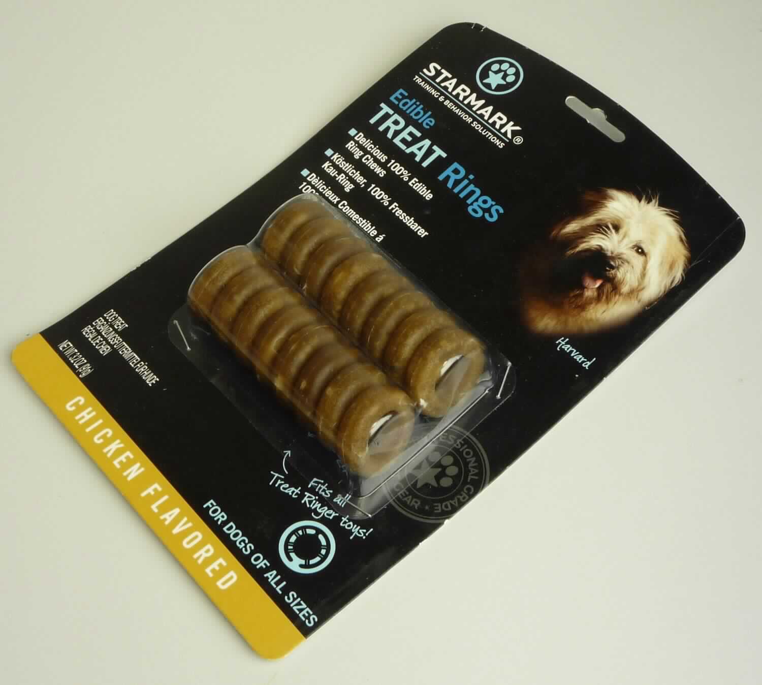 Hundekauartikel

Antragsangaben: Edible Treat Rings - Leckerli für Hunde - Kauartikel. Ringförmiges Leckerli zur Bestückung von Hunde-Kauartikeln. Zusammensetzung: Maisstärke, Weizenprotein, Sorbitol, Sojaprotein, Reismehl, Glycerin, Lecithin, Petersilie. Sensorische Zusatzstoffe: Huhn-Aroma 1 %. Stärke: 37 %.

Beschaffenheit des vorgelegten Warenmusters: braune, harte, unflexible Ringe mit einem Außendurchmesser von ca. 3 cm und einem Innendurchmesser von ca. 1,5 cm. Aufmachung/Verpackung: Folienformteil auf buntbedruckter Pappwand geheftet (Sichtverpackung), einer Aufmachung für den Einzelverkauf als Hundefutter entsprechend. Text (Auszug): Köstlicher, 100 % Fressbarer Kau-Ring. Ergänzungsfuttermittel für Hunde. Chicken Flavored.

Stärke in der Ware (laut Angabe): mehr als 30 GHT.
Milcherzeugnisse in der Ware (laut Zusammensetzung): keine.

Zubereitungen von der zur Fütterung verwendeten Art, Hunde- und Katzenfutter, in Aufmachungen für den Einzelverkauf, Glucose, Glucosesirup, Maltodextrin oder Maltodextrinsirup der Unterpositionen 1702 30 50, 1702 30 90, 1702 40 90, 1702 90 50 und 2106 90 55 oder Stärke oder Milcherzeugnisse enthaltend, mit einem Gehalt an Stärke von mehr als 30 GHT, keine Milcherzeugnisse enthaltend oder mit einem Gehalt an Milcherzeugnissen von weniger als 10 GHT.