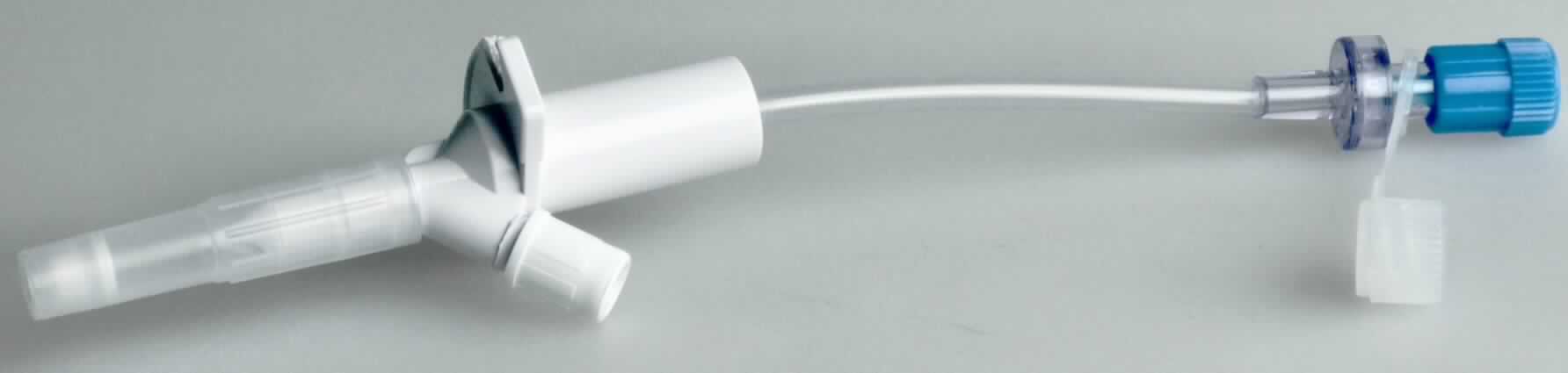 Angaben des Antragstellers:
Angiodyn Contrast-Saver spike
Der Contrast Saver Spike ist ein medizinisches Produkt, welches für die Kontrastmittelüberleitung verwendet wird. Sein Safesite Ventil verhindert beim Diskonnektieren des Verbindungsschlauchs das weitere Austreten von Kontrastmittel.

Die Ware stellt sich entsprechend einer Abbildung als biegsamer Kunststoffschlauch dar, der auf einer Seite mit einem belüfteten Einsteckdorn mit Abdeckkappe und auf der anderen Seite mit einem Luer-Lock-Anschluss versehen ist.
Ein Warenmuster wurde nicht vorgelegt.

Befund:
Es liegt ein biegsamer, nicht verstärkter Kunststoffschlauch mit Formstücken, Verschlussstücken oder Verbindungsstücken im Sinne der Unterposition 3917 3300 vor.