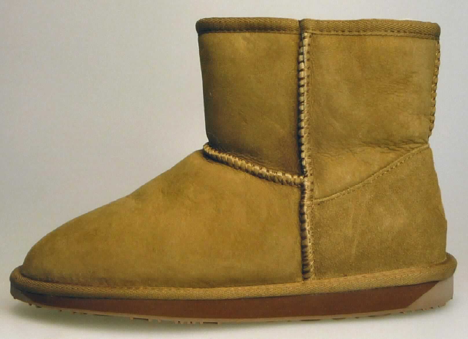 Stiefel (lt. Antrag: "Frauenstiefel, Art. W10003 Stinger Mini, Modell 2014", Foto siehe Anlage) 
- mit Laufsohlen aus (lt. Antrag) Kautschuk,
- mit Oberteil aus Pelzfell,
- auf das Oberteil ist eine Hinterkappe aus Leder als Verstärkungsteil aufgesetzt,
- an der Einschlupföffnung und am Übergang zur Sohle mit einer Randeinfassung 
  aus Spinnstoff verstärkt

"Schuhe mit Laufsohlen aus Kautschuk und Oberteil aus Pelzfell"