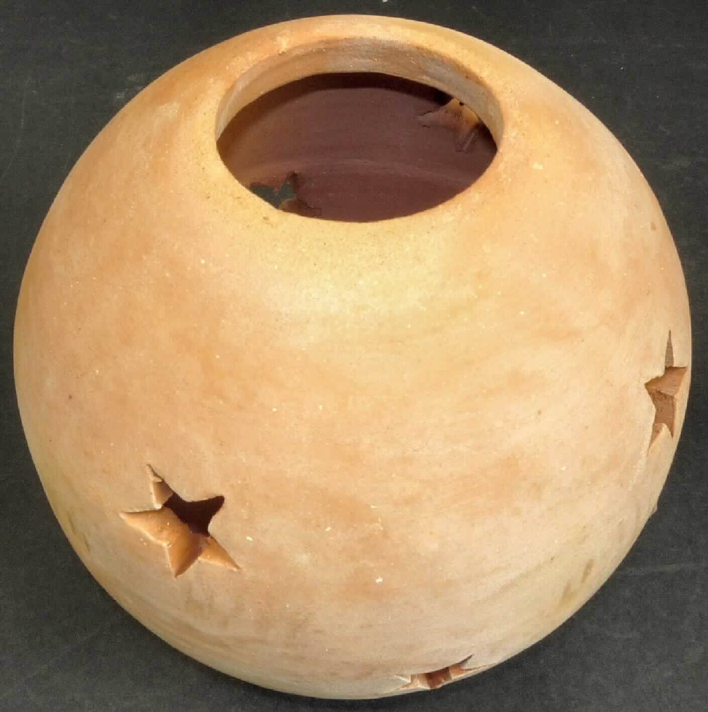 Keramischer Ziergegenstand, sog. Kugel-Windlicht Groß (TD3027-C, 160948), Foto siehe Anlage, 
- unglasierte, terrakottafarbene, innen hohle Kugel in Form eines Windlichts, 
- mit sternförmigen Durchbrüchen ausgestattet, 
- ohne Boden gearbeitet, kann über ein Teelicht gestellt werden, 
- mit einem Durchmesser von ca. 20 cm, 
- keramisches Erzeugnis, nach der Formgebung gebrannt, tonmineralhaltiges Material 
  enthaltend, 
- aus (laut Antrag) gewöhnlichem Ton, 
- keine Hinweise auf Handarbeit, 
- kein nichtelektrischer Beleuchtungskörper der Position 9405, da das Teelicht nicht der 
  Erhellung der Umgebung, sondern der Erhöhung der Zierwirkung der Ware dient.

"Keramischer Ziergegenstand, aus gewöhnlichem Ton, nicht handgearbeitet"
