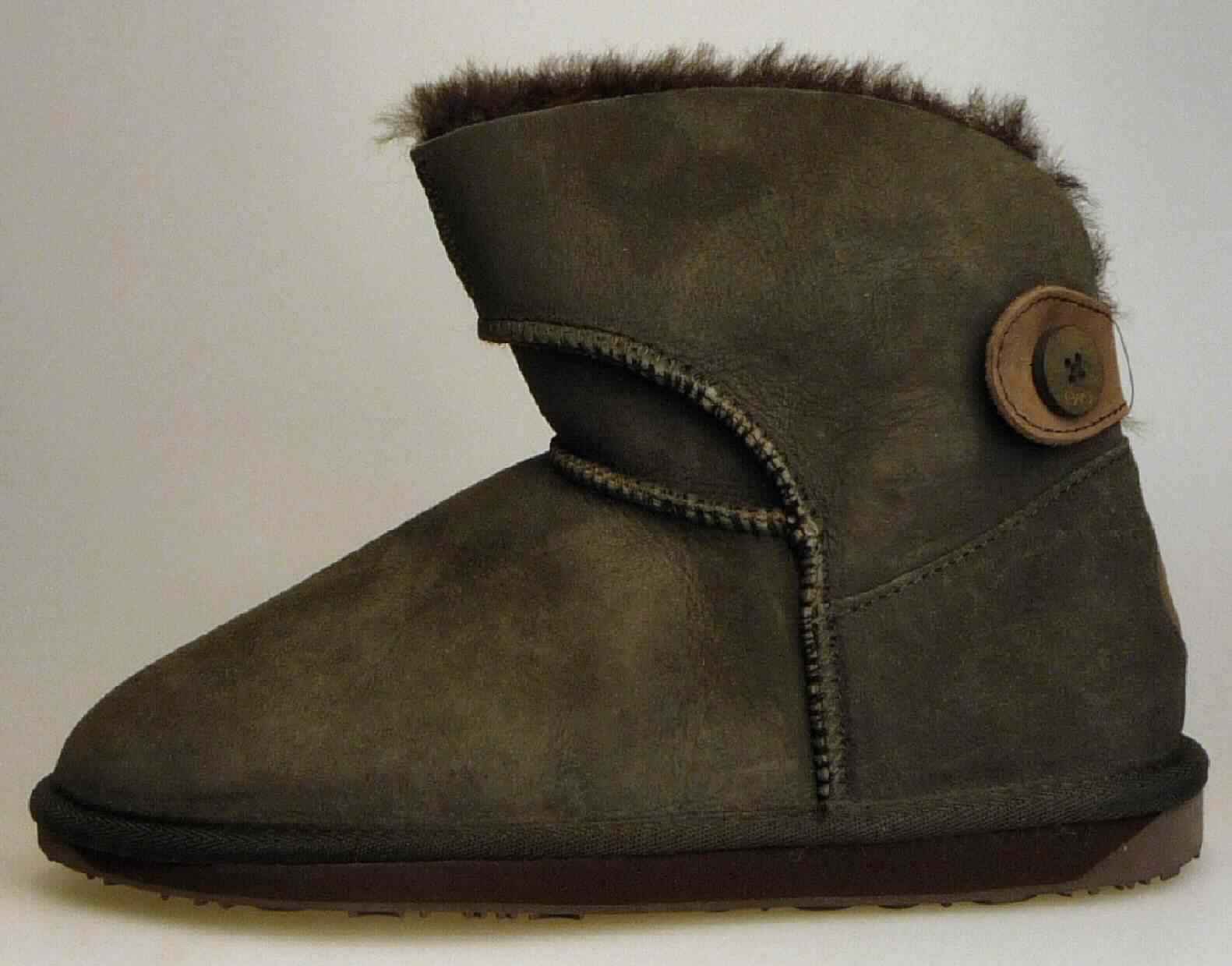 Stiefel (lt. Antrag: "Frauenstiefel, Art. W10835 Alba Mini Mini, Modell 2014", Foto siehe Anlage) 
- mit Laufsohlen aus (lt. Antrag) Kautschuk,
- mit Oberteil aus Pelzfell,
- auf das Oberteil ist eine Hinterkappe aus Leder als Verstärkungsteil aufgesetzt,
- am Übergang zur Sohle mit einer Randeinfassung aus Spinnstoff,
- im hinteren Schaftbereich mit Zierbesatz (Lederriemen mit Knöpfen) ausgestattet

"Schuhe mit Laufsohlen aus Kautschuk und Oberteil aus Pelzfell"