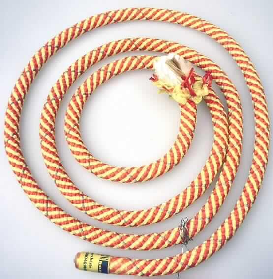 Seil, sog. Rettungsleine für Feuerwehren, Foto siehe Anlage,
- lt. Antrag als Meterware auf Rollen mit Längen bis zu 300 m,
- wird durch einen ca. 126 cm langen Musterabschnitt veranschaulicht,
- mit einem Durchmesser von 8 mm,
- aus einem Rundgeflecht mit enger Flechtweise und festem Gefüge,
- aus synthetischen Chemiefasern (lt. Antrag Nylon),
- mit einem Kern aus Zwirnen,
- mit einem Titer von mehr als 50 000 dtex (5 g je m)
- an den Enden mit einem ca. 2,5 cm langen Überzug aus Kunststoff (in einfacher Weise
  gegen Ausriefeln gesichert), somit nicht konfektioniert,
- die Enden sind mit einem Klebeband umwickelt, auf dem u.a. der Herstellername und eine
  Nummer aufgedruckt sind (stellt eine Verpackung - Aufmachung - im Sinne der AV 5 b dar),
- keine Ware aus Seilen der Position 5609, da Seile dieser Position an einem oder an beiden
  Enden u.a. mit Schlaufen oder mit Einfassungen aus Metall, Haken oder Ringen versehen sind,

"Seil, aus anderen synthetischen Chemiefasern (Nylon), mit einem Titer von mehr als
 50 000 dtex (5 g je m), geflochten"