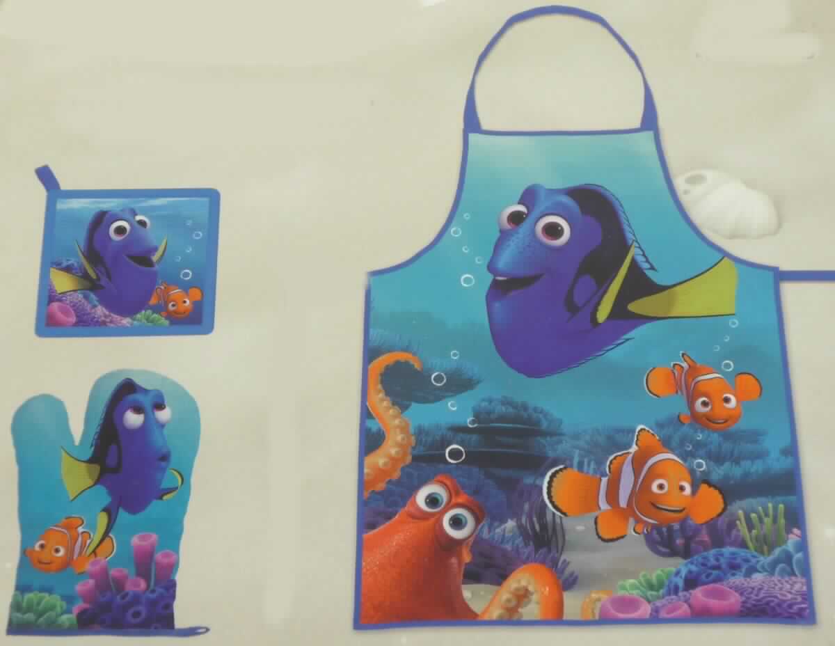 Schürzenset, in Kindergröße, Foto siehe Anlage,
- Warenzusammenstellung, bestehend aus einer Schürze, einem Topflappen und einem Backhandschuh,
- gemeinsam in einem bedruckten Pappkarton mit Sichtfenster für den Einzelverkauf aufgemacht und zur 
  Befriedigung eines speziellen Bedarfs zusammengestellt,
- alle Flächenerzeugnisse aus laut Antrag 100 % Polyester (synthetische Chemiefasern),
- Schürze:
-- als Latzschürze gearbeitet; mit den Abmessungen (L x B): ca. 52 cm x 42 cm,
-- aus ca. 0,3 mm dicken, bedruckten Geweben,
-- den vorderen Teil des Körpers bedeckend,
-- an den Rändern mit gewebten Streifen eingefasst, die in ihrer Verlängerung als Nackenträger und in der Taille als 
   Bindebänder dienen, 
-- ohne Hinweise auf den Trägerkreis (unisex), 
-- keine Arbeits- und Berufskleidung,
- Topflappen:
-- annähernd quadratisch, mit abgerundeten Ecken; mit einer Kantenlänge von ca. 15 cm,
-- auf der einen Seite aus einem bedruckten (nicht nach dem Batik-Verfahren handbedruckten) Gewebe, auf der
   anderen Seite aus einem dreilagigen, punktuell thermisch miteinander verbundenen und in Quadrate abgeteilten 
   Verbunderzeugnis, mit einer Außenlage aus einem einfarbigen Gewebe, einer Zwischenlage aus Wattierungsstoff 
   und einer Innenlage aus Vliesstoff,
-- innen zusätzlich mit Wattierungsstoff gepolstert,
-- an den Rändern mit einem gewebten Streifen eingefasst, der eine Aufhängeschlaufe bildet,
-- durch Zusammennähen konfektioniert,
-- wird üblicherweise gewaschen,
- Backhandschuh:
-- als Fausthandschuh mit ausgearbeitetem Daumen gearbeitet,
-- mit einer Außenhand aus einem bedruckten Gewebe,
-- mit einer Innenhand aus einem dreilagigen, punktuell thermisch miteinander verbundenen und in Quadrate 
   abgeteilten Verbunderzeugnis, mit einer Außenlage aus einem einfarbigen Gewebe, einer Zwischenlage aus 
   Wattierungsstoff und einer Innenlage aus Vliesstoff,
-- durchgehend gefüttert, 
-- an der Eingriffsöffnung mit einem gewebten Streifen eingefasst und mit einer angenähten Aufhängeschlaufe 
   ausgestattet,
- im Hinblick auf die Verwendung sind die Schürze, der Topflappen und der Backhandschuh als annähernd gleich 
  anzusehen; insbesondere im Hinblick auf den Wert verleiht jedoch die Schürze der Warenzusammenstellung 
  ihren wesentlichen Charakter.

"Andere Kleidung (Schürze), aus Geweben, für Frauen, aus Chemiefasern, keine Arbeits- und Berufskleidung"