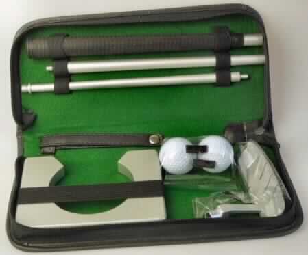 Bei dem sog. "Golf Set" handelt es sich um eine Warenzusammenstellung für den Golfsport
in Aufmachung für den Einzelverkauf (Pappkarton), bestehend aus:
- zwei Golfbällen aus Kunststoff (Durchmesser: ca. 4 cm),
- einer Auffangvorrichtung mit einseitiger Öffnung und einem lochartigen Ausschnitt und
- einem noch nicht zusammengesetzten, vollständigen "Putter" aus unedlen Metallen und 
  Kunststoffüberzug am Griff sowie
- einem speziell mit Haltevorrichtungen dafür hergerichteten Etui mit Reißverschluss.
Das "Golf Set" ist für das sportlich-spielerische Einüben des "Puttens" bestimmt. 

Charakterbestimmend für die Warenzusammenstellung ist nach Umfang, Langlebigkeit und 
im Hinblick auf die Bedeutung für die Verwendung der Golfschläger. Daher ist sie als "Gerät und Ausrüstungsgegenstand für die körperliche Ertüchtigung, Golfschläger und andere Golfausrüstungen,
vollständiger Golfschläger" einzureihen.