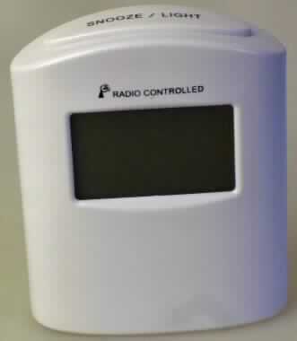 Bei der Uhr, sog. "Radio Controlled Clock X3", handelt es sich im Wesentlichen um eine aus verschiedenen Bestandteilen zusammengesetzte Ware, bestehend aus
- einem Thermometer und
- einem vom Umfang und Verwendungszweck her charakterbestimmenden, batteriebetriebenen (nicht enthalten) Wecker, kein Kleinuhr-Werk enthaltend.

Die Funkuhr besitzt ein ca. 8 x 9,5 x max. 3,7 großes, weißes Kunststoffgehäuse in Form eines geraden Kreisszylinders mit elliptischer Grundfläche, das mit einem LCD-Display mit digitaler Anzeige von Datum, Wochentag, Uhrzeit und Temperatur versehen ist. Die Uhr verfügt über eine Alarmfunktion und ist mit 5 Funktionsknöpfen sowie einer sog. "Snooze/Light" - Taste ausgestattet. 

Das Erzeugnis ist in einem Pappkarton verpackt.

Es ist als "andere als von den Positionen 9101 bis 9104 erfasste Uhr, einen Wecker darstellend, elektrisch betrieben" einzureihen.