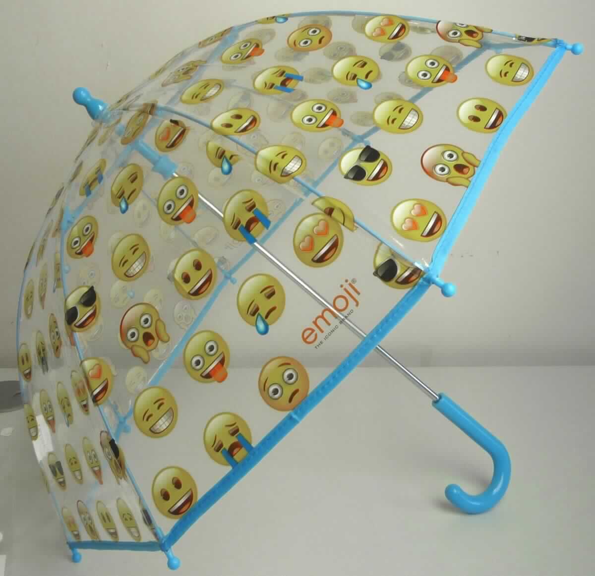 Regenschirm, sog. Stockschirm, Abbildung siehe Anlage, 
- mit einem Bezug aus klarsichtigen Kunststofffolien (lt. Antrag 100% Polyolefin), 
- - bedruckt mit verschiedenen Ideogrammen (Emojis), 
- - am Rand mit Spinnstoffen gesäumt, 
- mit einem Stock aus unedlem Metall und Streben aus Fiberglas (Gestell), 
- mit einem Griff und Stoßschutz an den Streben des Gestells aus Kunststoffen, 
- mit einer Länge von ca. 59 cm und einem Durchmesser (aufgespannt) von ca. 67 cm, 
- zum wirksamen Schutz gegen Regen.

"Regenschirm, ohne Teleskopauszug, anderer als mit Bezug aus Geweben aus Spinnstoffen"