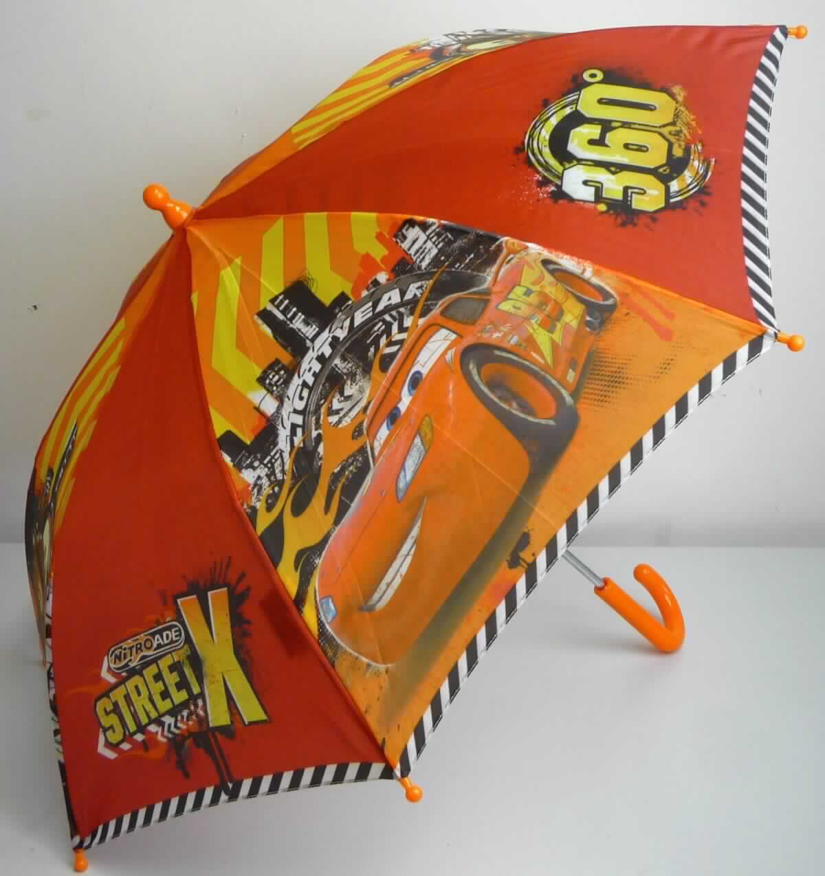Regenschirm, sog. Stockschirm, Abbildung siehe Anlage, 
- mit einem Bezug aus Geweben aus Spinnstoffen (lt. Antrag 100% Polyester), 
- - bedruckt mit Motiven aus Pixars "Cars", 
- mit einem Stock aus unedlem Metall und Streben aus Fiberglas (Gestell), 
- mit einem Griff und Stoßschutz an den Streben des Gestells aus Kunststoffen, 
- mit einer Länge von ca. 62 cm und einem Durchmesser (aufgespannt) von ca. 76 cm, 
- zum wirksamen Schutz gegen Regen.

"Regenschirm, ohne Teleskopauszug, mit Bezug aus Geweben aus Spinnstoffen"